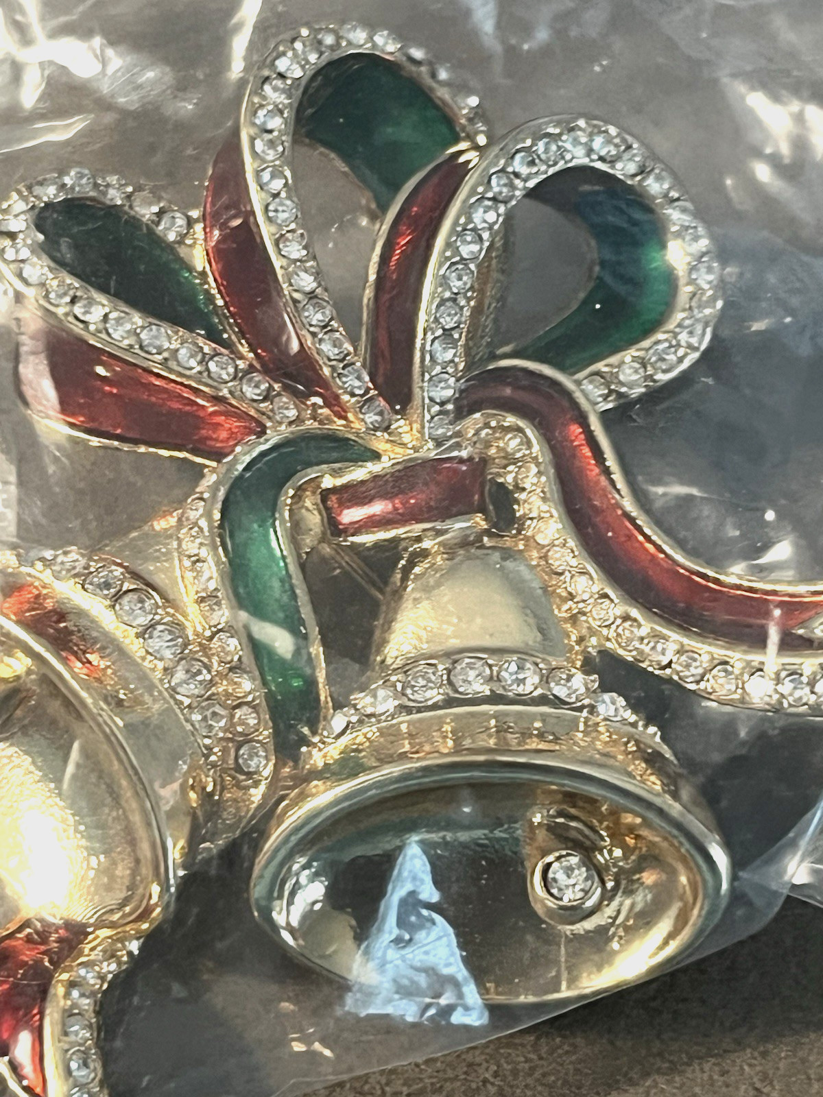 AVON 2005 HOLIDAY BELLS COLLECTION BROOCH IN SEALED PACKAGE NOS CHRISTMAS PIN