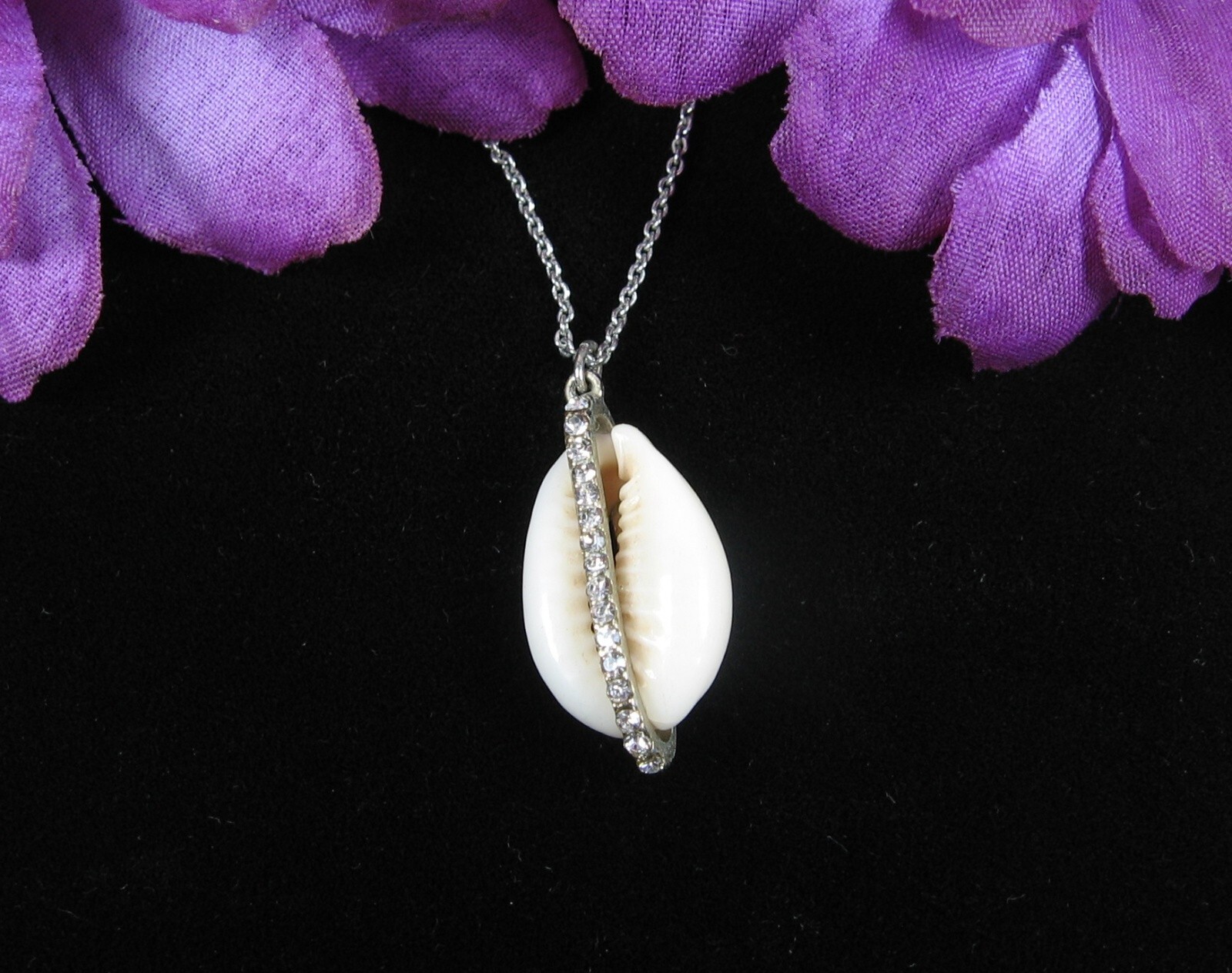 COWRIE SHELL Pendant RHINESTONES Vintage NECKLACE Silvertone 20″ LOFT OUTLET