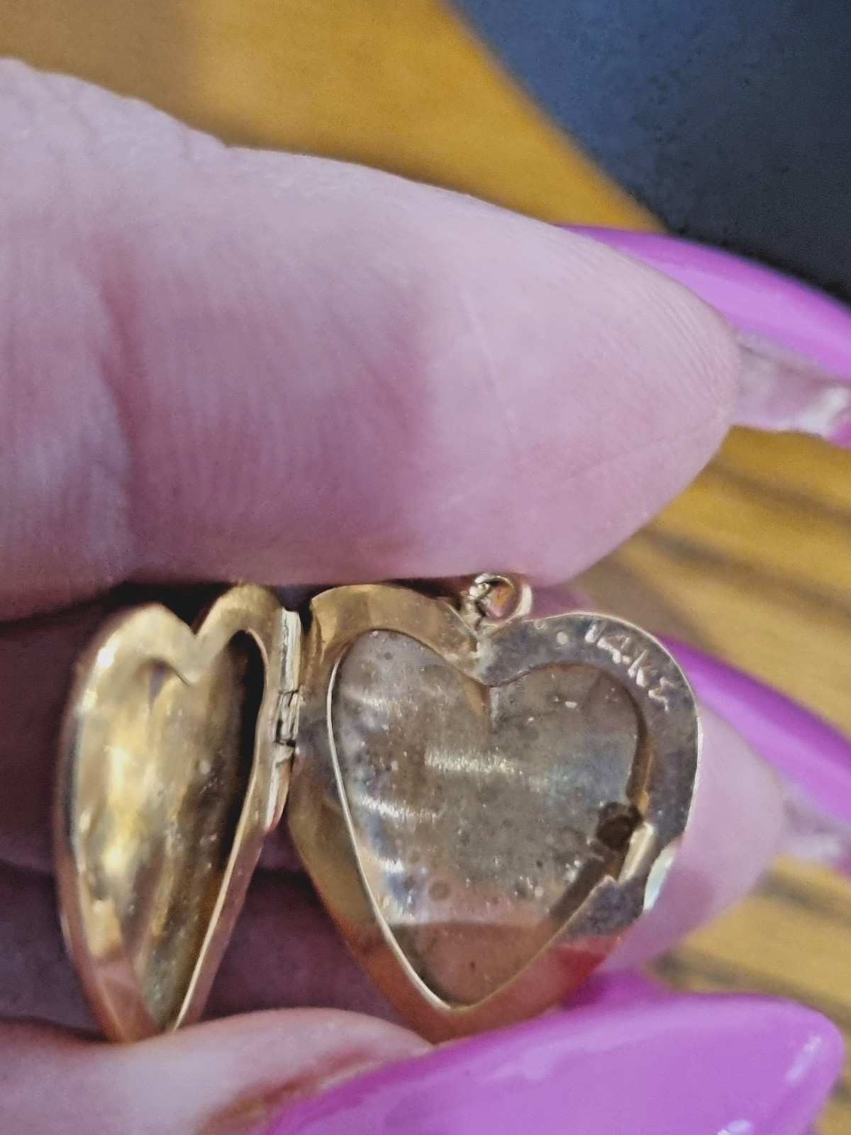 Vintage Solid 14K Yellow Gold Engraved Heart Locket Pendant Necklace 2.6g Video