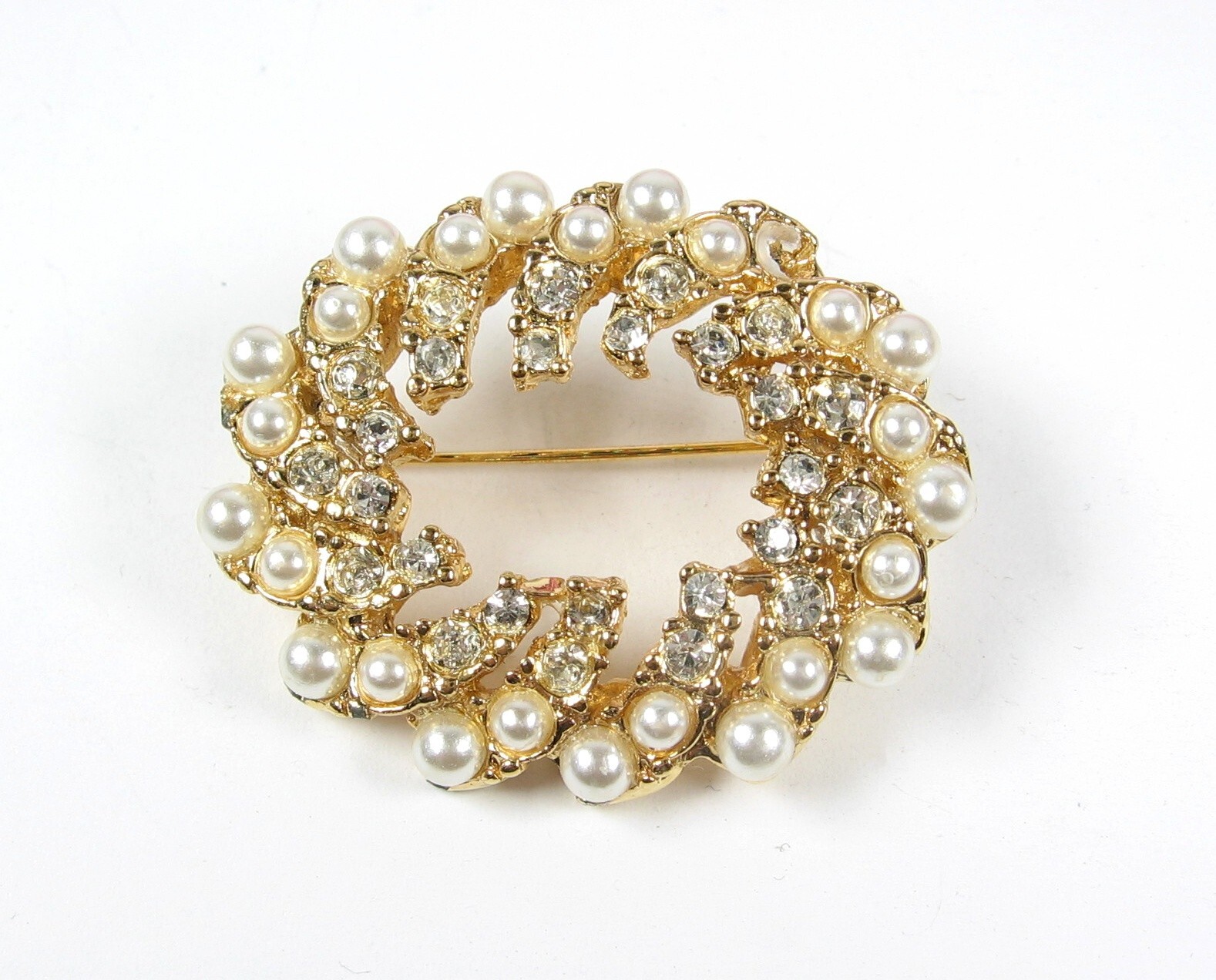 Vintage RHINESTONES & FAUX PEARLS Pinwheel PIN Brooch Goldtone Oval W/ Box