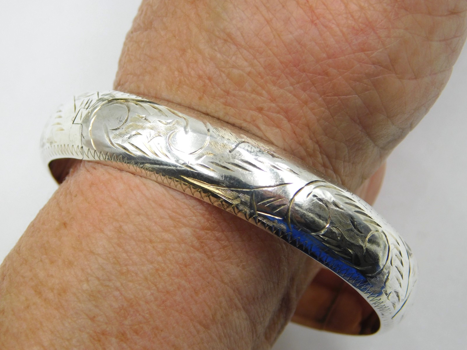 Vintage Sterling Silver Etched Hinged Bangle Bracelet