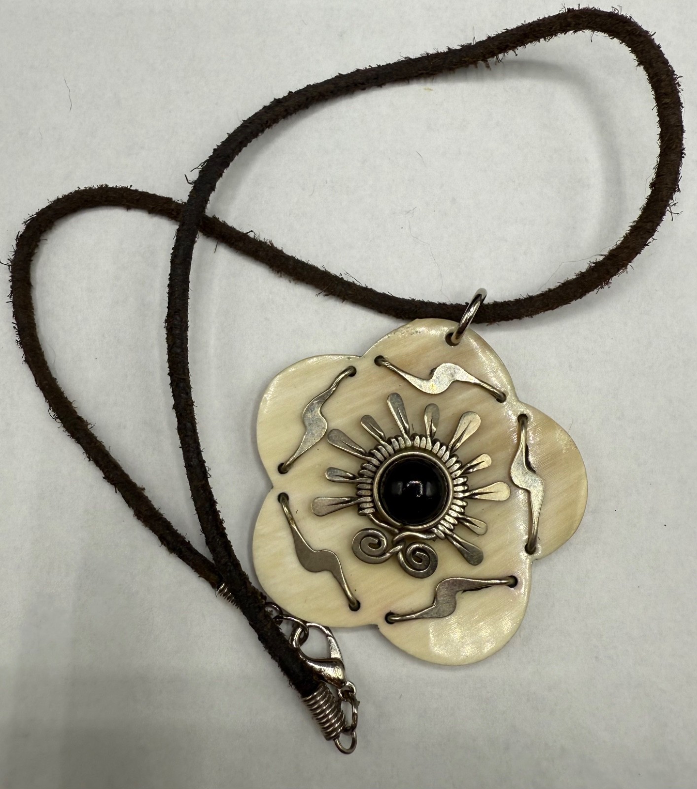 ESTATE BLACK ONYX OR GLASS FLOWER PENDANT SILVER TONE LEATHER CORD NECKLACE 14″