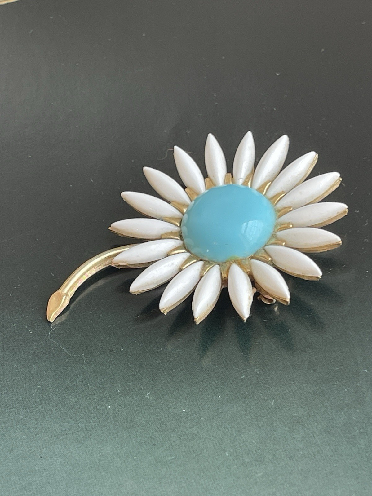 Trifari. Daisy Flower. Brooch