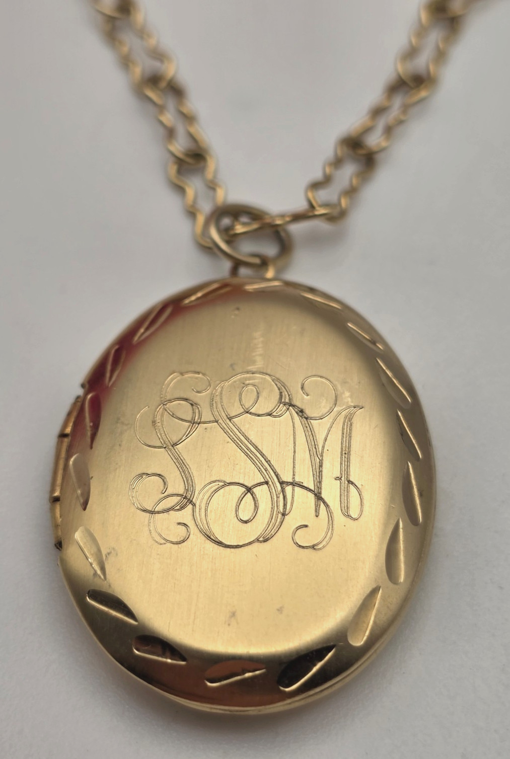 Vintage Gold Tone LSM Oval Photo Locket Necklace 24 In Wavy Link Chain