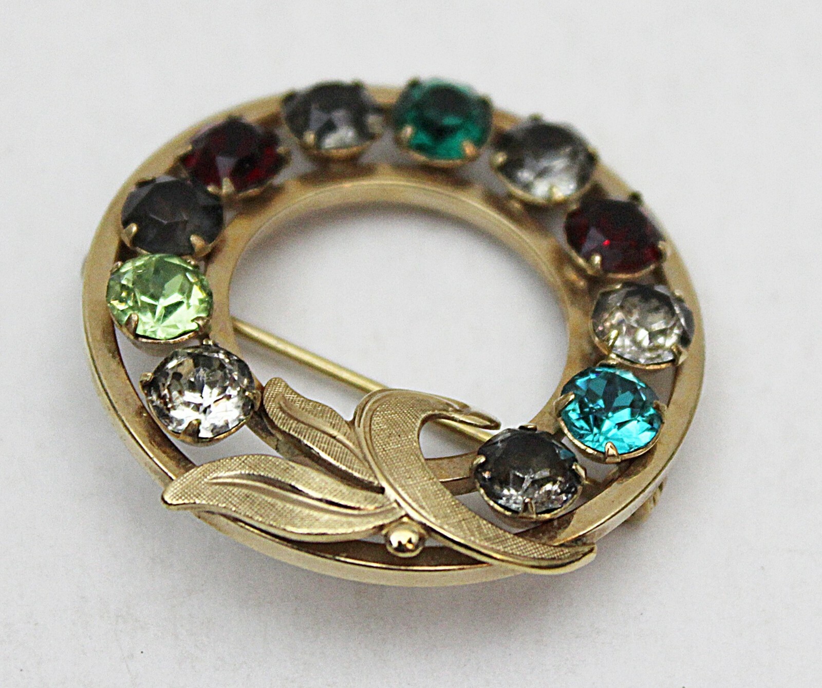 Vintage Van Dell 1/20 GF Brooch with multi colored Stones 1 1/4″ Round Christmas