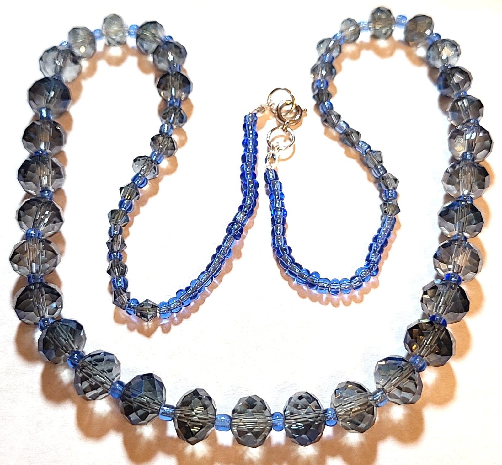 VINTAGE STUNNING SILVER TONE BLUE AURORA BOREALIS FACETED GLASS NECKLACE