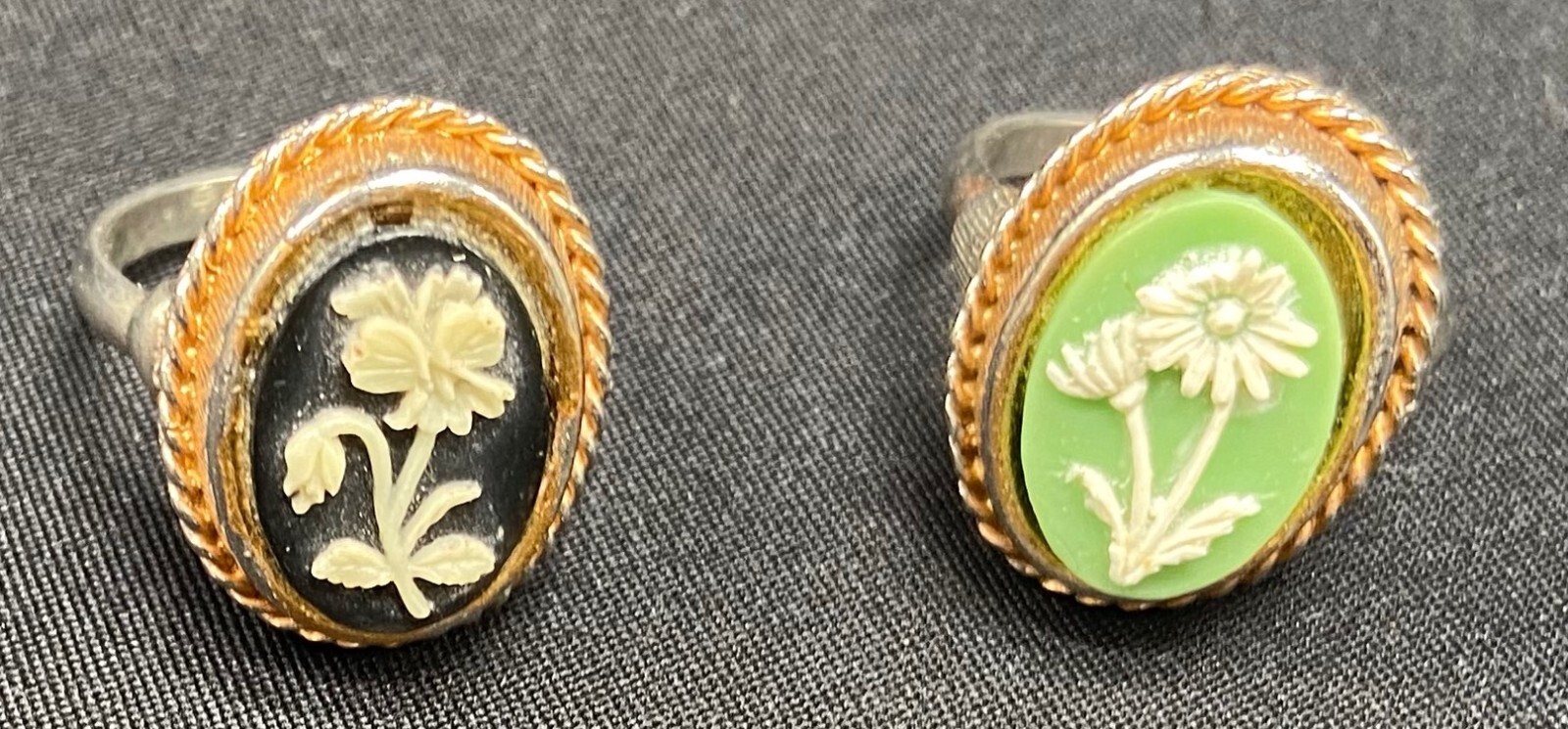 2 small silver-colored metallic rings depicting flowers – vintage collectibles
