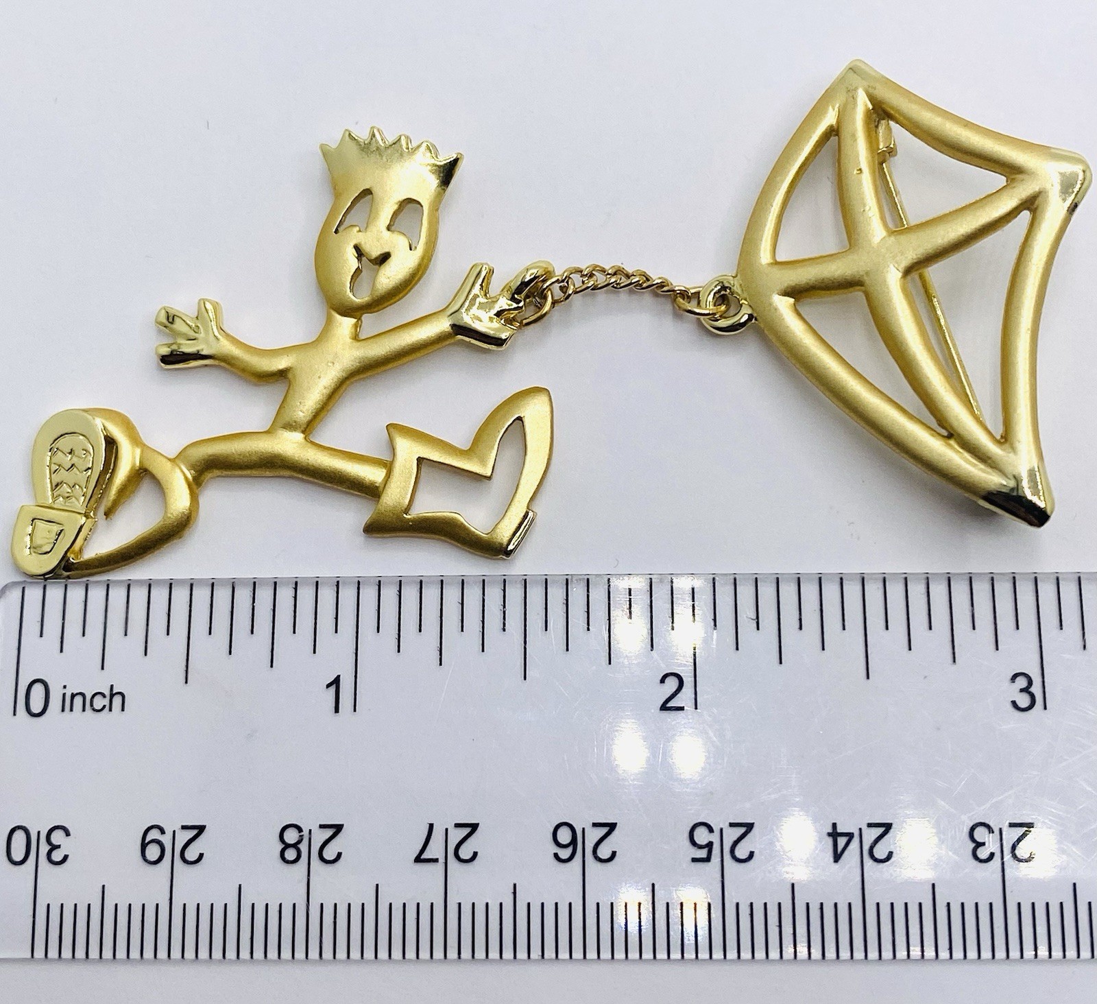 Vintage Gold Toned Boy Fly A Kit Brooch Pin Unbranded E3