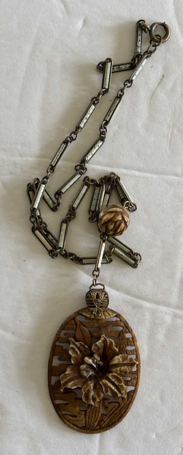Vtg Daily Oval Pendant Repousse Enamel Chain