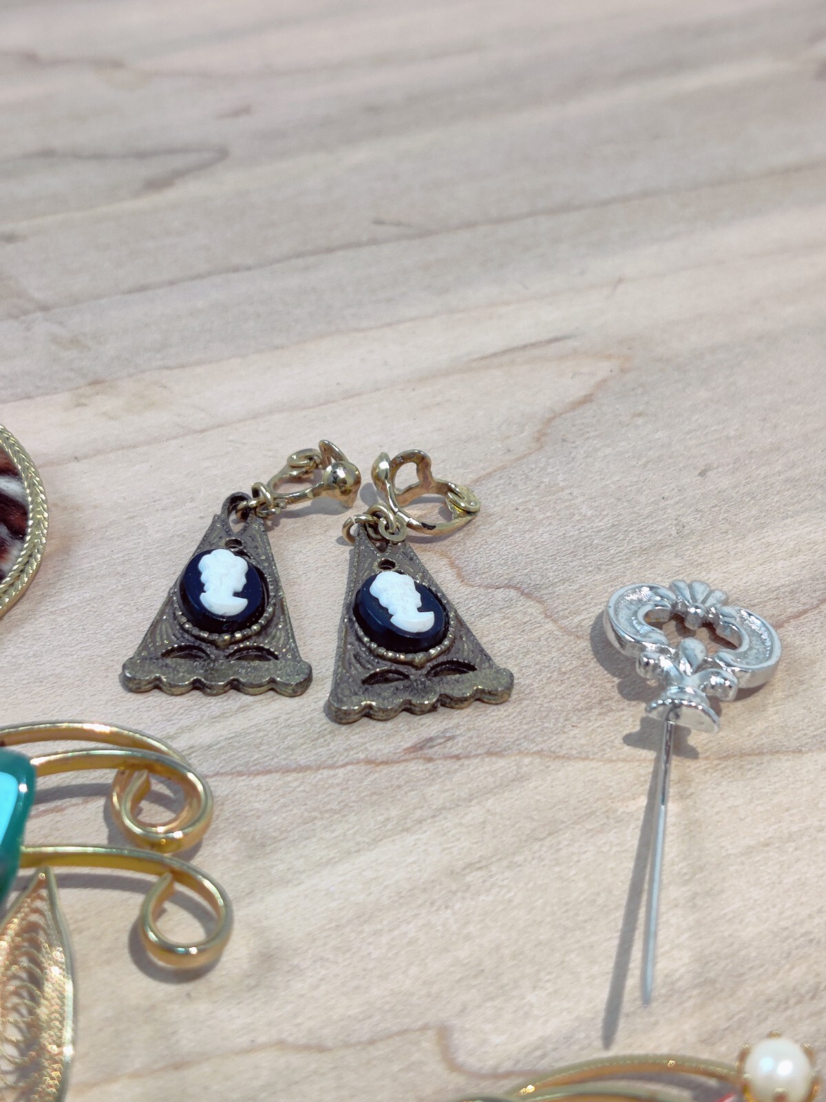 VTG 4 BROOCHS , 1 EARRINGS BROOCH SET, 1FAUX FUR LEAPARD EARRINGS CAMEO EARRINGS