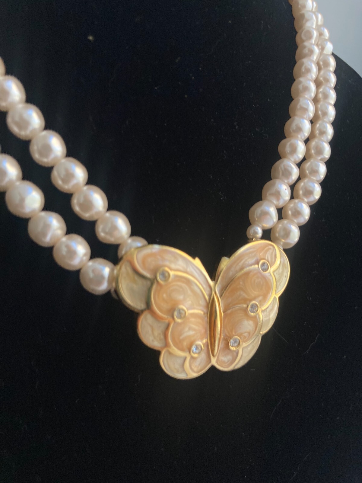 VINTAGE SIGNED K.J.L. FOR AVON FAUX PEARLS WITH ENAMEL BUTTERFLY 18″ NECKLACE