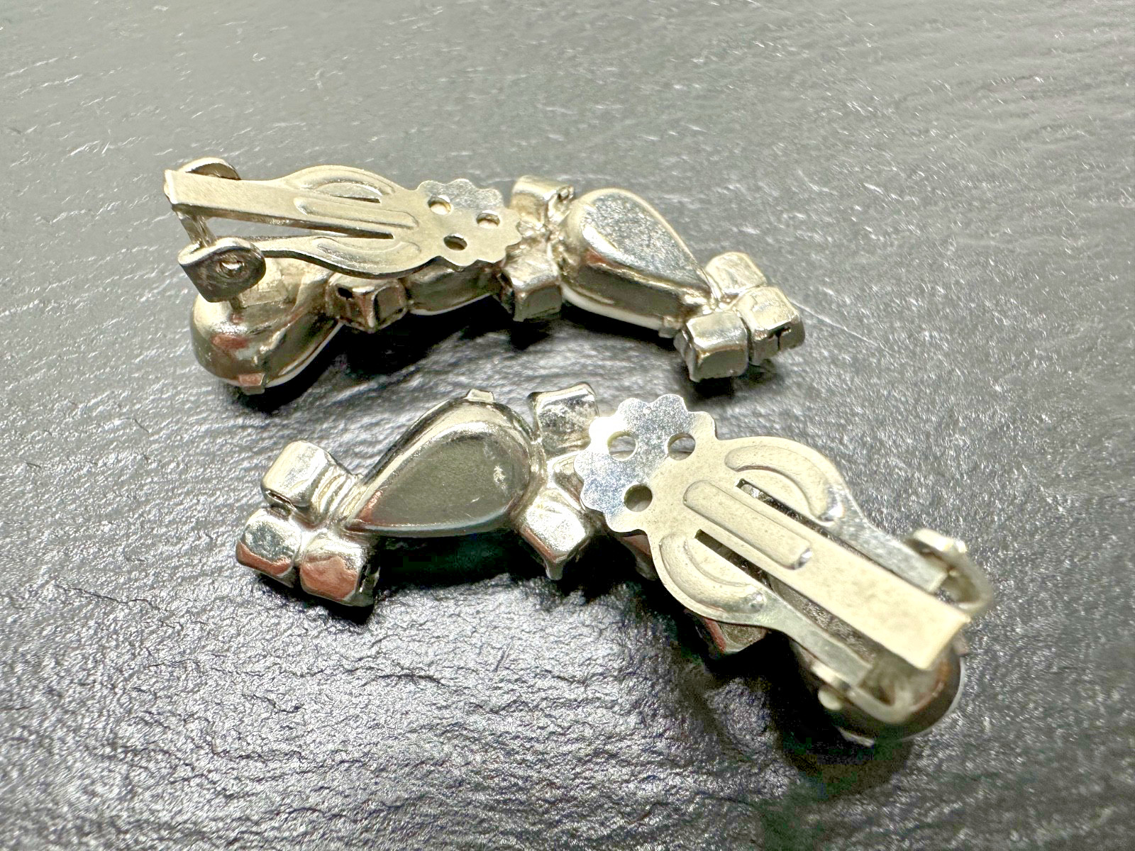 FIVE PAIR OF VINTAGE CLIP EARRINGS, DIFFERENT STYLES N12