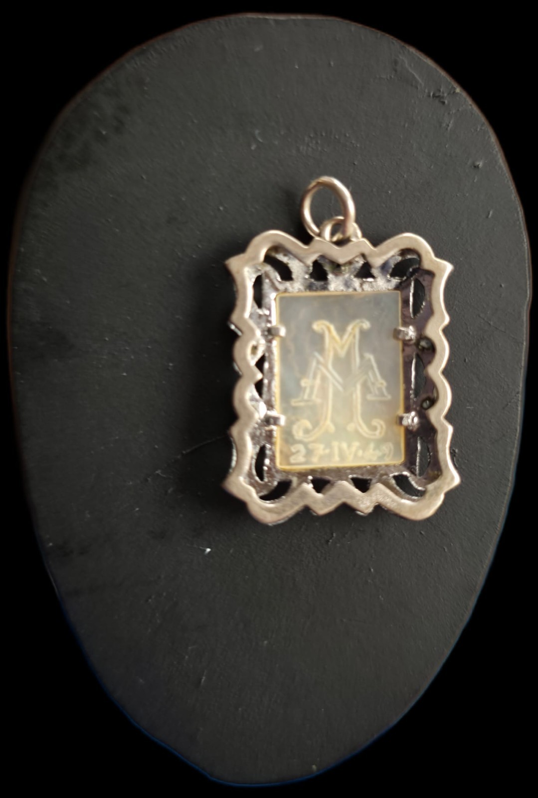 Religious Pendant Medal – Hand-Carved Virgin Mary in Mother-of-Pearl & Silver