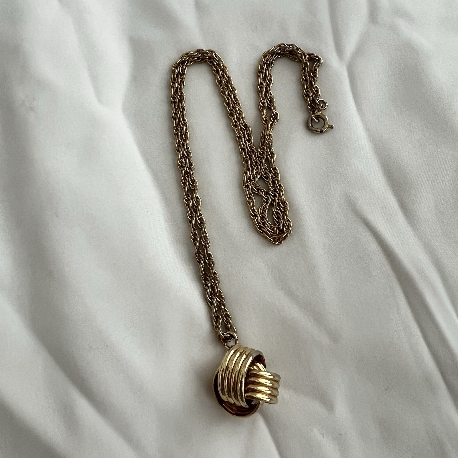 Vintage Gold Tone Ribbed Love Knot Pendant intertwine Necklace Chunky Rope Chain