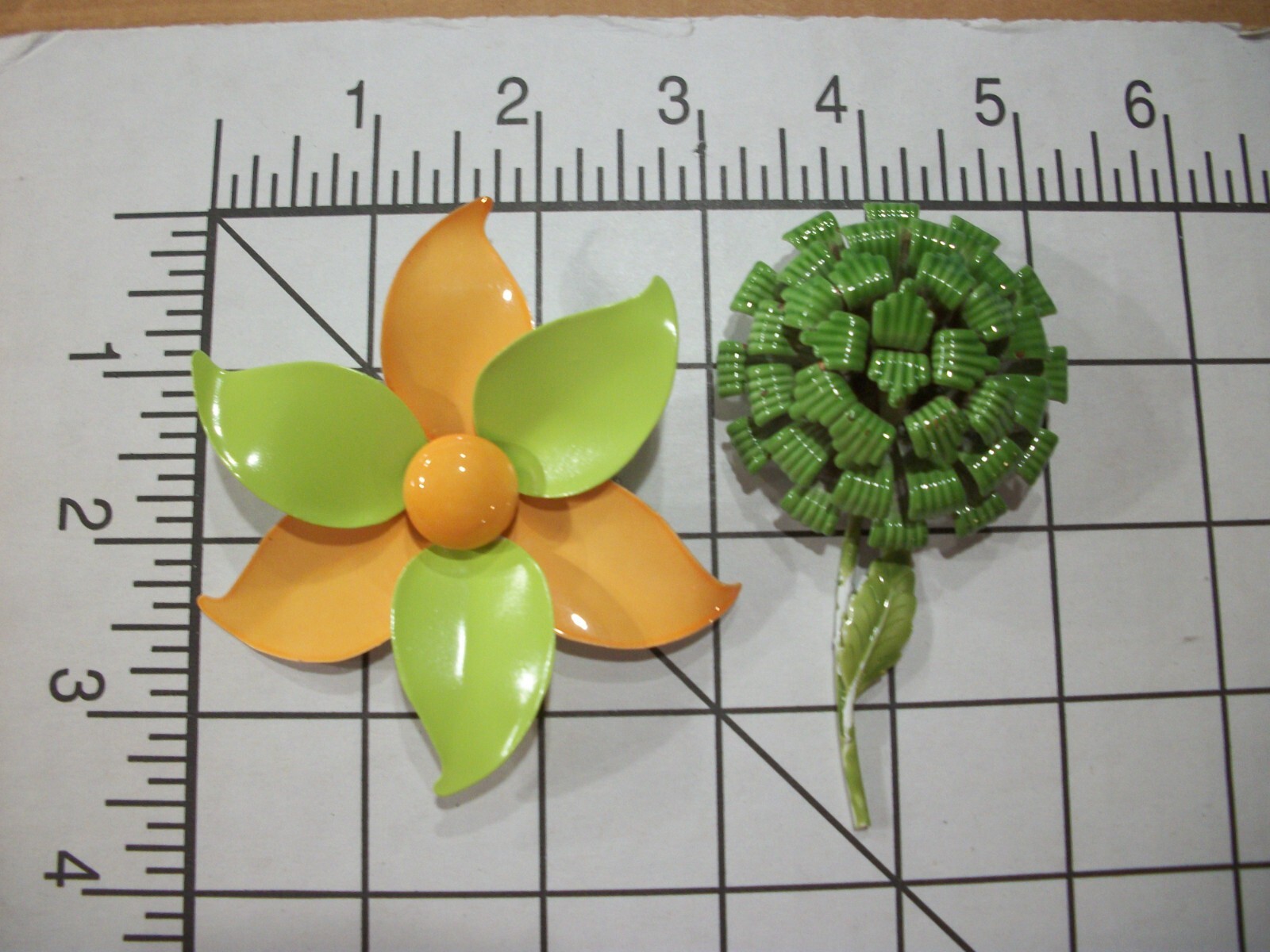ViNTaGe 2 PC MeTaL ENaMeL HuGe 3″ ORaNgE/LiMe GReeN PiNWHeeL/DoMe FLoWeR PiN LoT
