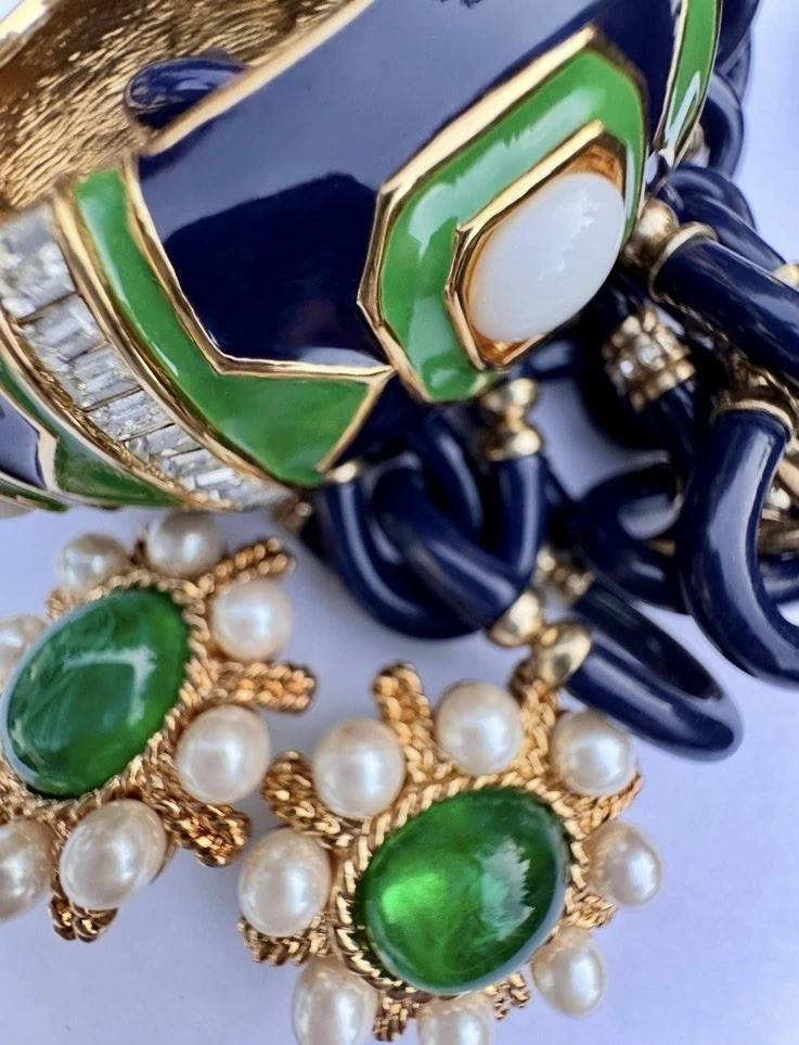 Vintage NOS Ciner Emerald Gripoix Glass Cabochon & Japanese Pearl Clip Earrings!