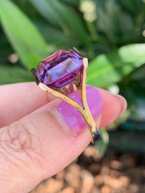 VINTAGE 14K GOLD HUGE EAST WEST TENSION SET PURPLE COLOR CHANGE SAPPHIRE RING