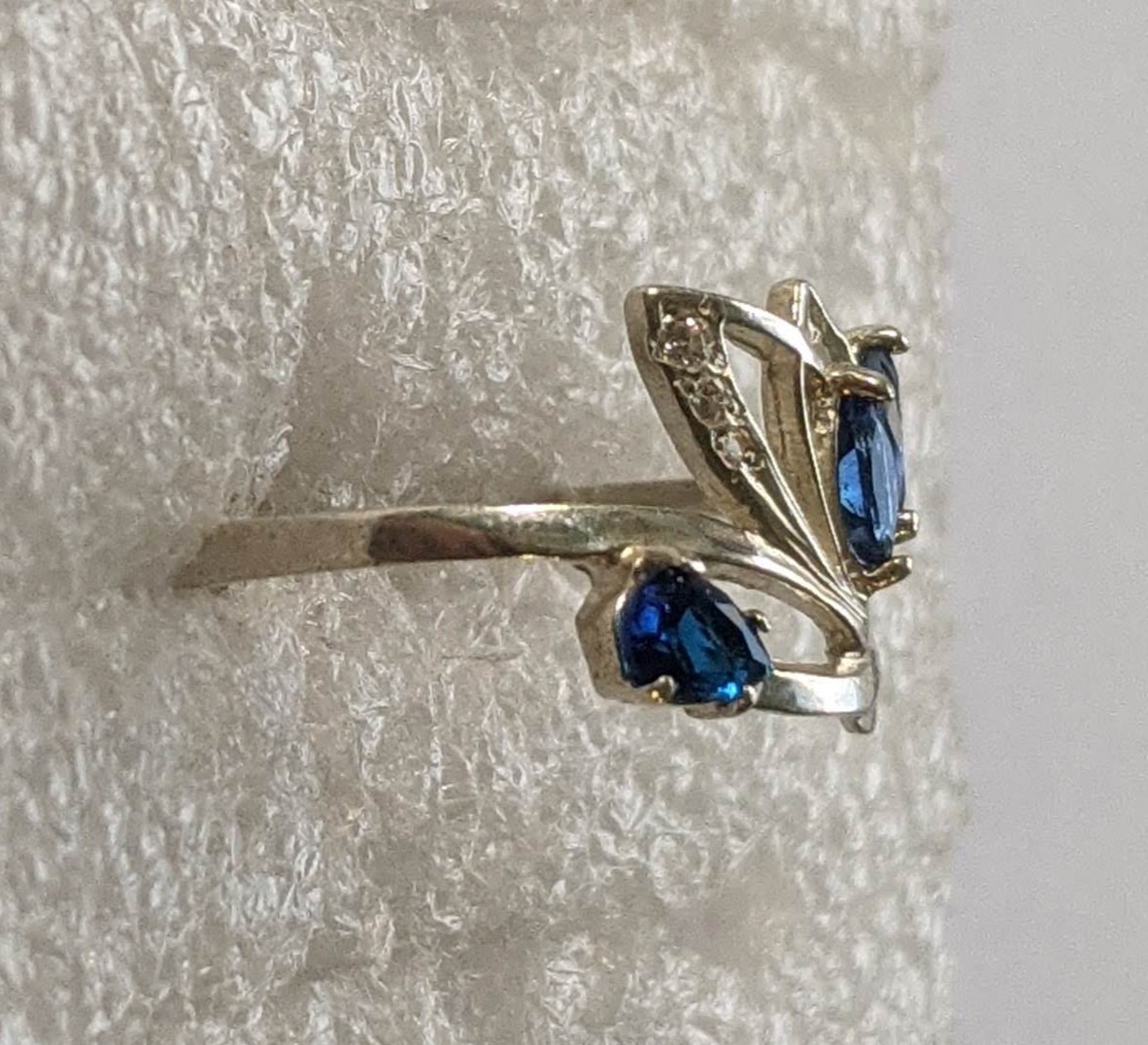 Vintage ring sterling silver 925 Size 8 Weight 1.53 g. Blue stones.