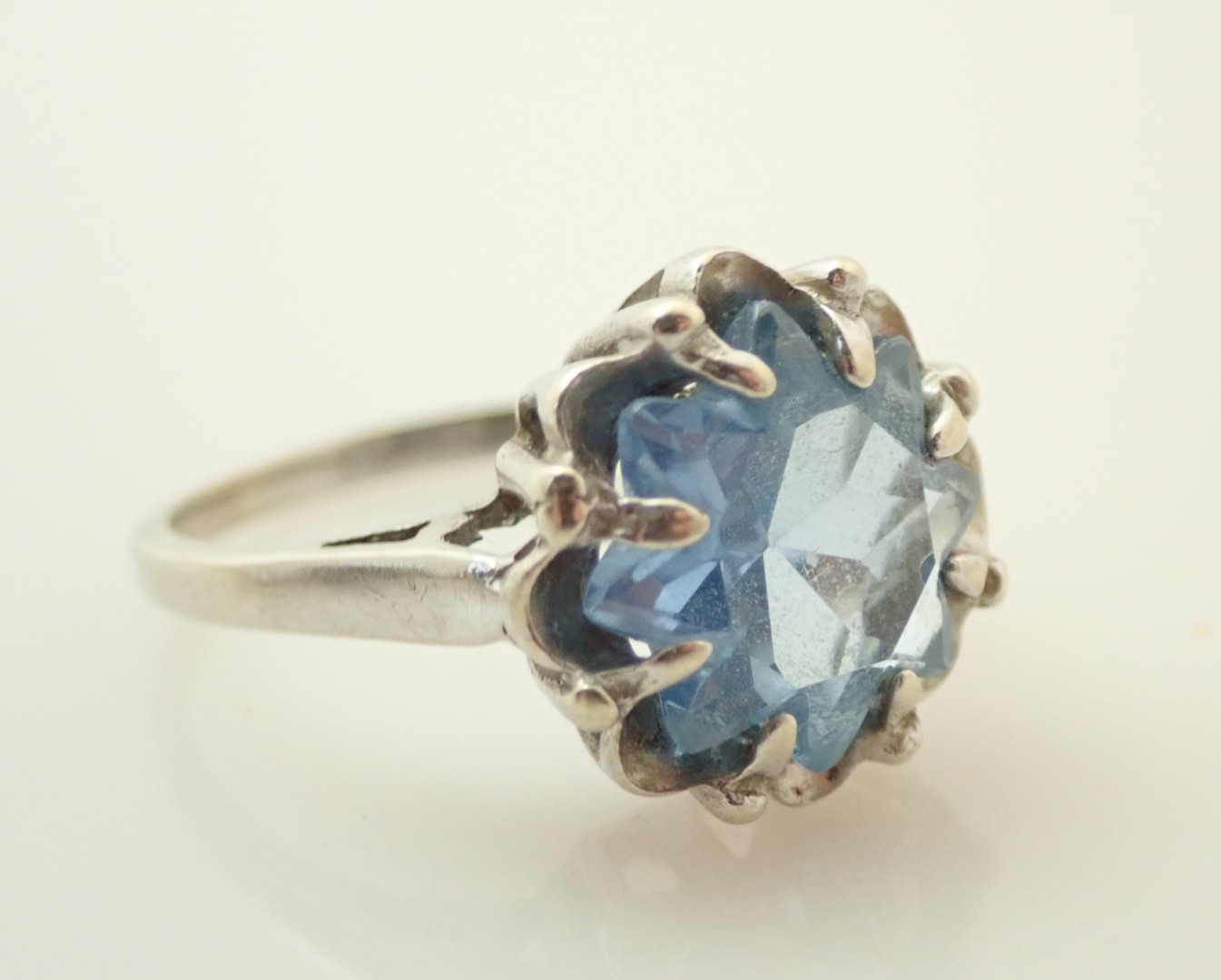 10k Solid White Gold Fancy Cut Star Starburst Blue Topaz Estate Band Ring 5.25