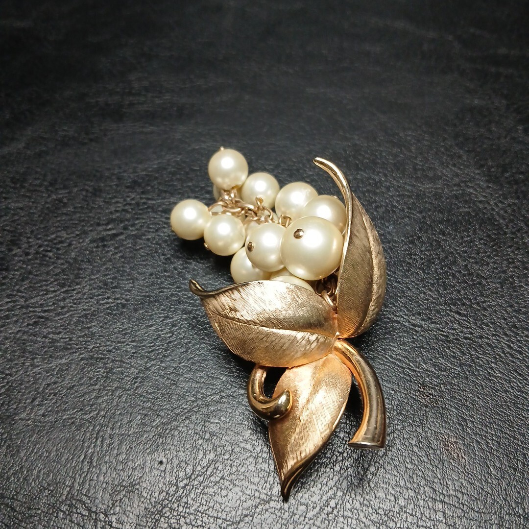 Vintage Jewelry Gold Tone Bunch Of Grapes Leaves Pin Brooch Gold Tone. 10425