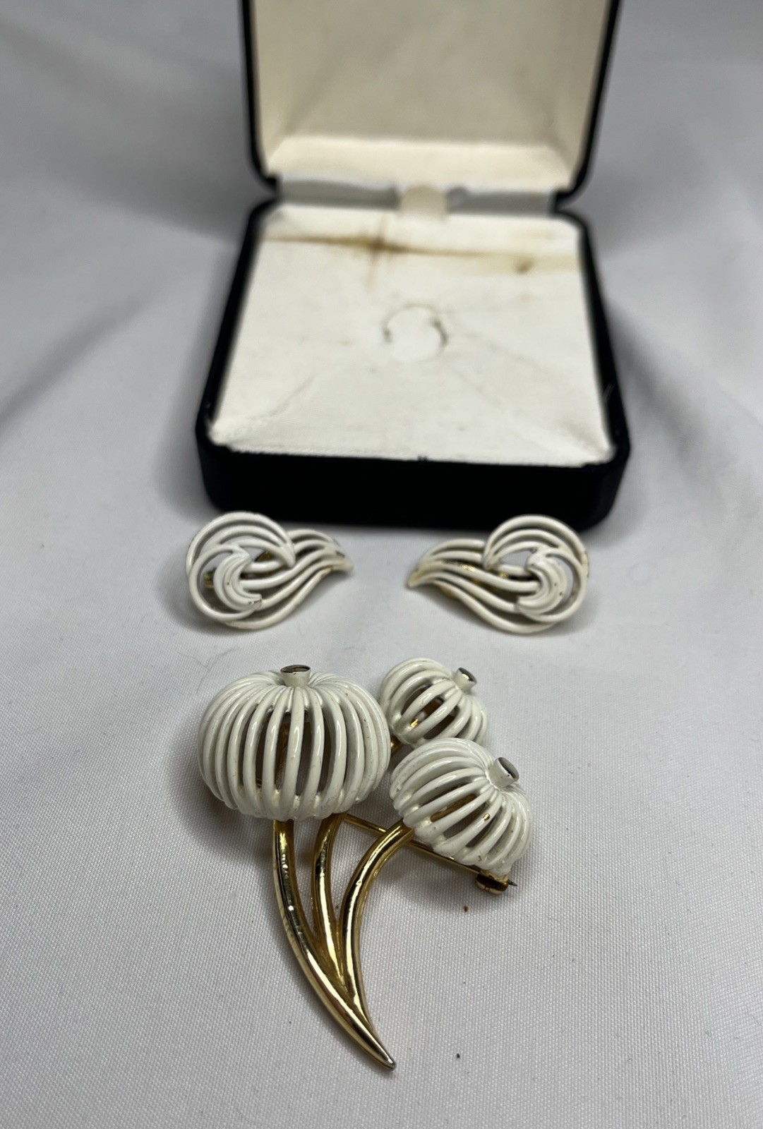 Vintage Signed Monet Goldtone White Enamel Flower Brooch With Earrings