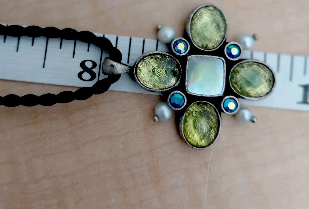 Lia Sophia “Bloommates”necklace / Mother Of Pearl Center/Freshwater Pearls In…
