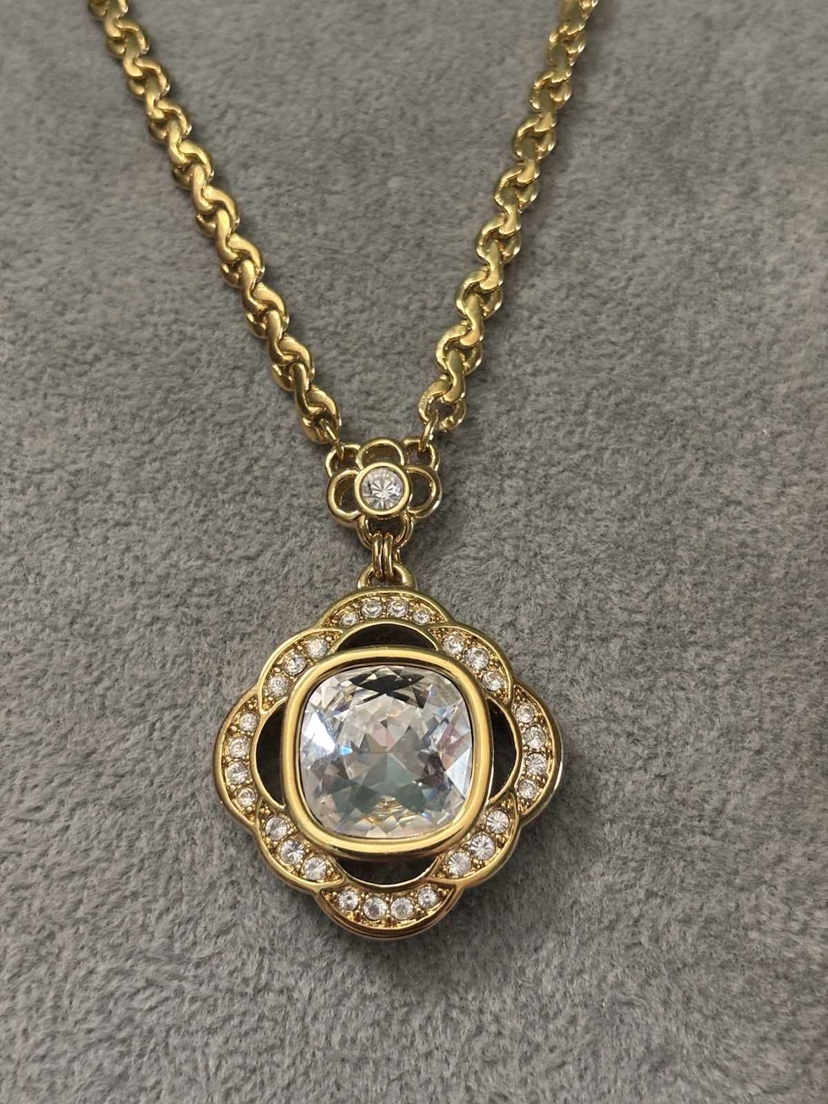 Vintage Swarovski Crystal Gold Tone Necklace and Pendant Chunky 19-21 Swan Mark