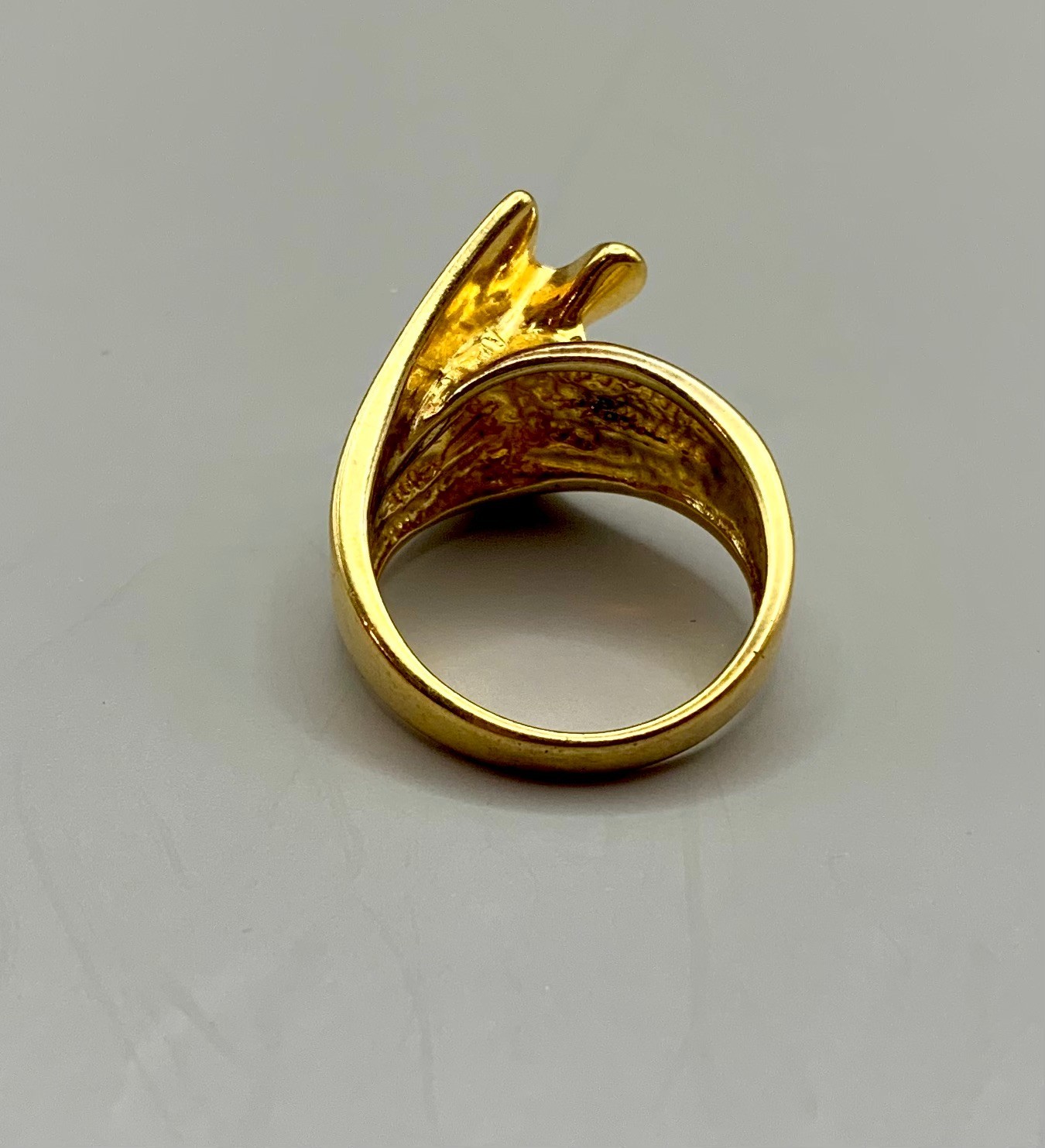 925 Sterling Silver Gold Vermeil Ring Sz: 7.5 Ribbon Wave Design UTC Vintage Y2K