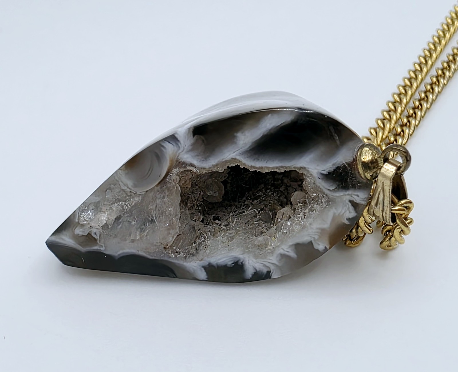 Vintage 1970s Agate Geode Slice Pendant Necklace Gold Tone Boho Druzy Crystal