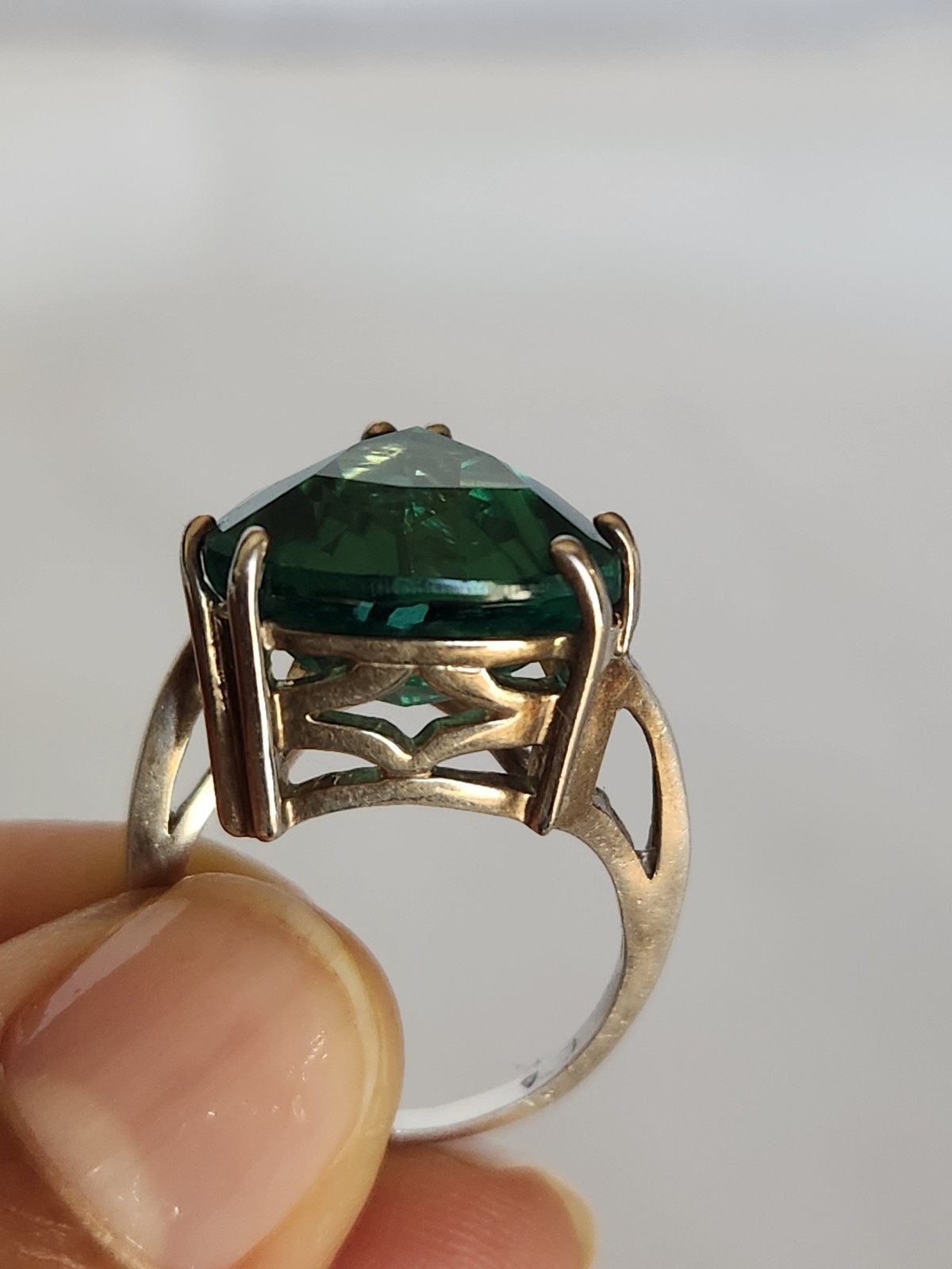 VINTAGE Sterling Silver 925 Trillion Cut Green EMERALD – SIZE 6
