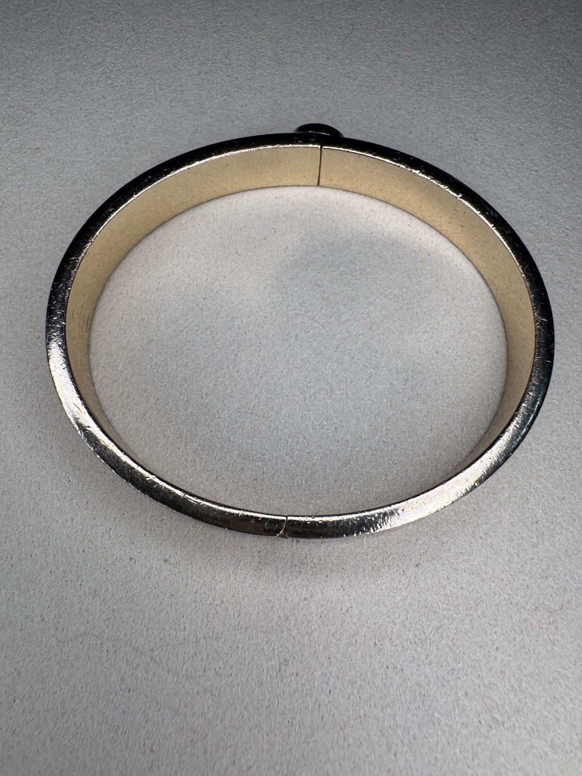 Henri Bendel White Enamel Screw Motif Bangle Bracelet Gold Tone Hinged Designer