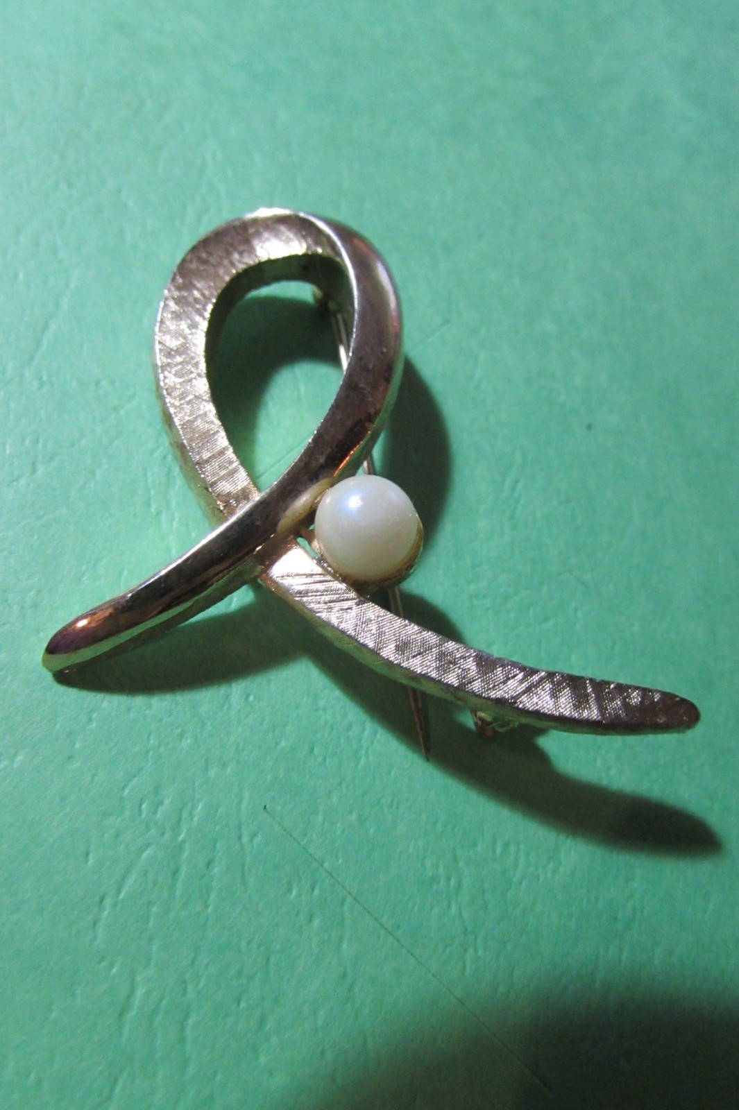 VINTAGE pin broach brooch almost 2″ goldtone swirl with faux pearl