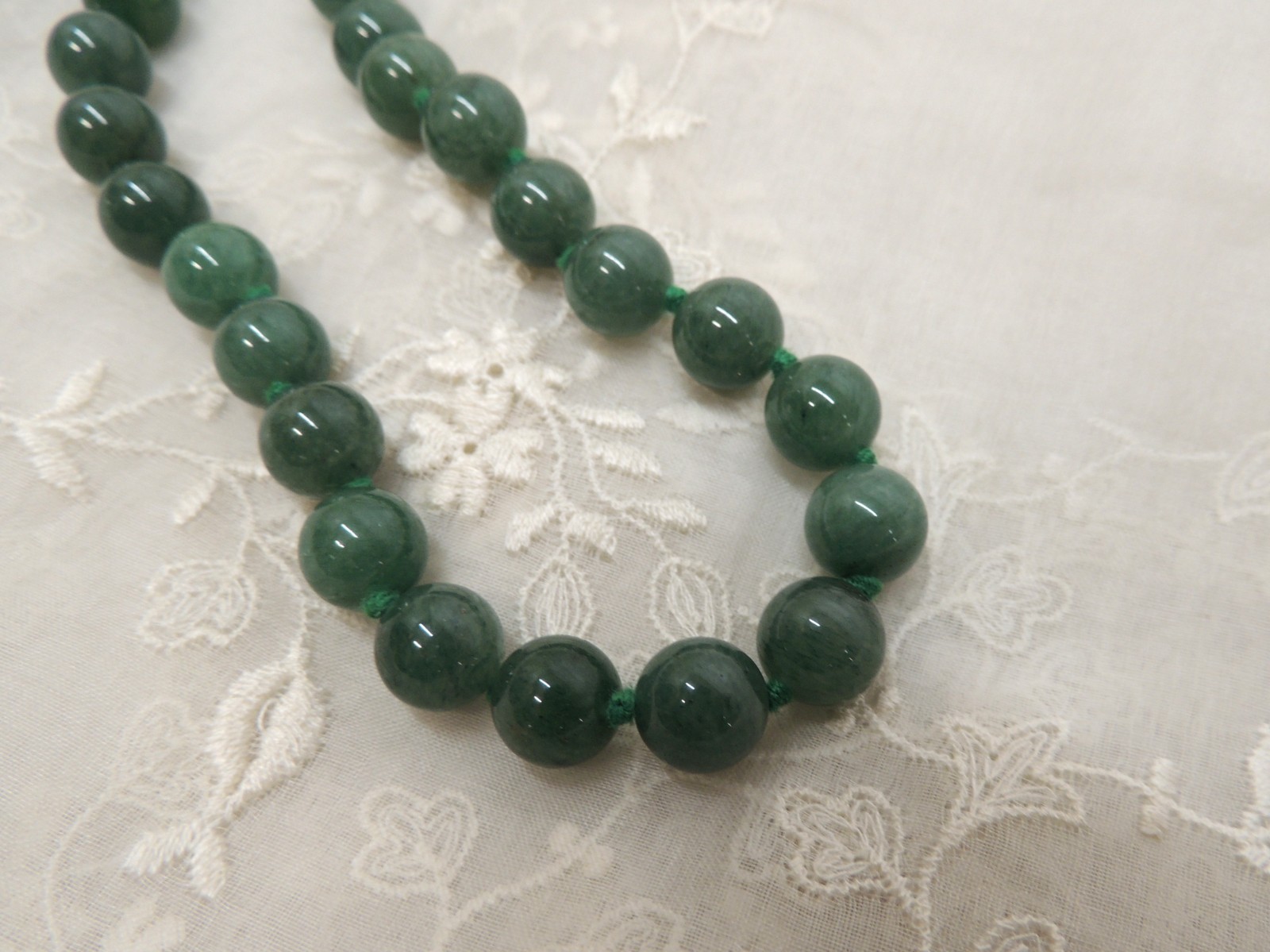 Vtg Dark Green Jade Stone Beaded Knotted Strand Necklace 18″