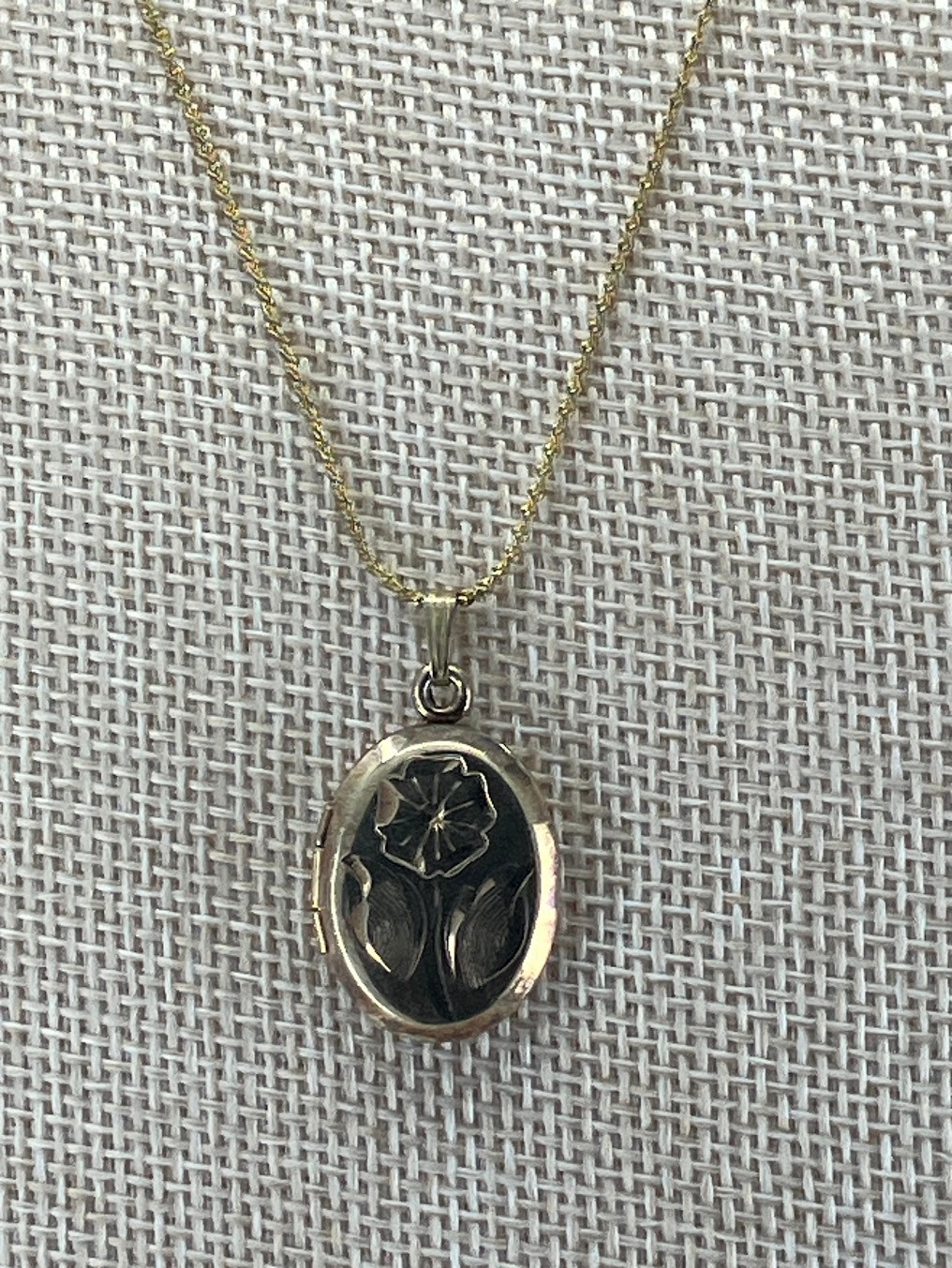 Vintage Locket Pendant Necklace Sterling Silver Vermeil Etched Flower 4g READ