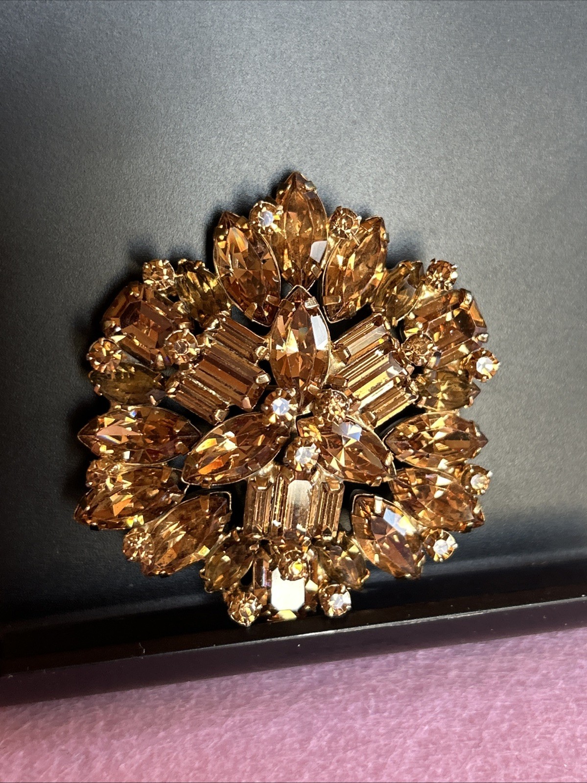 RARE STUNNING WEISS Gold PLATE Tiered Baguette Champagne Stones Brooch Pin