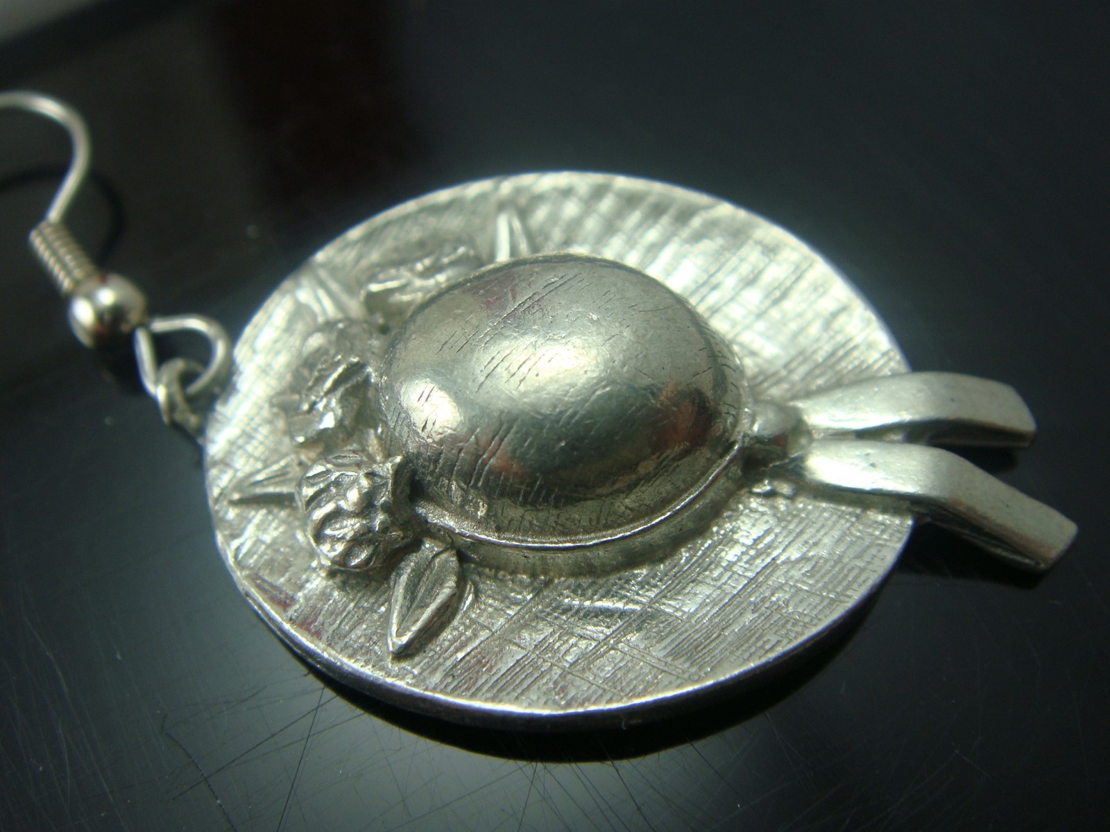 VINTAGE CLIFT STRAW HAT WITH FLOWERS PEWTER DANGLE PIERCED EARRINGS
