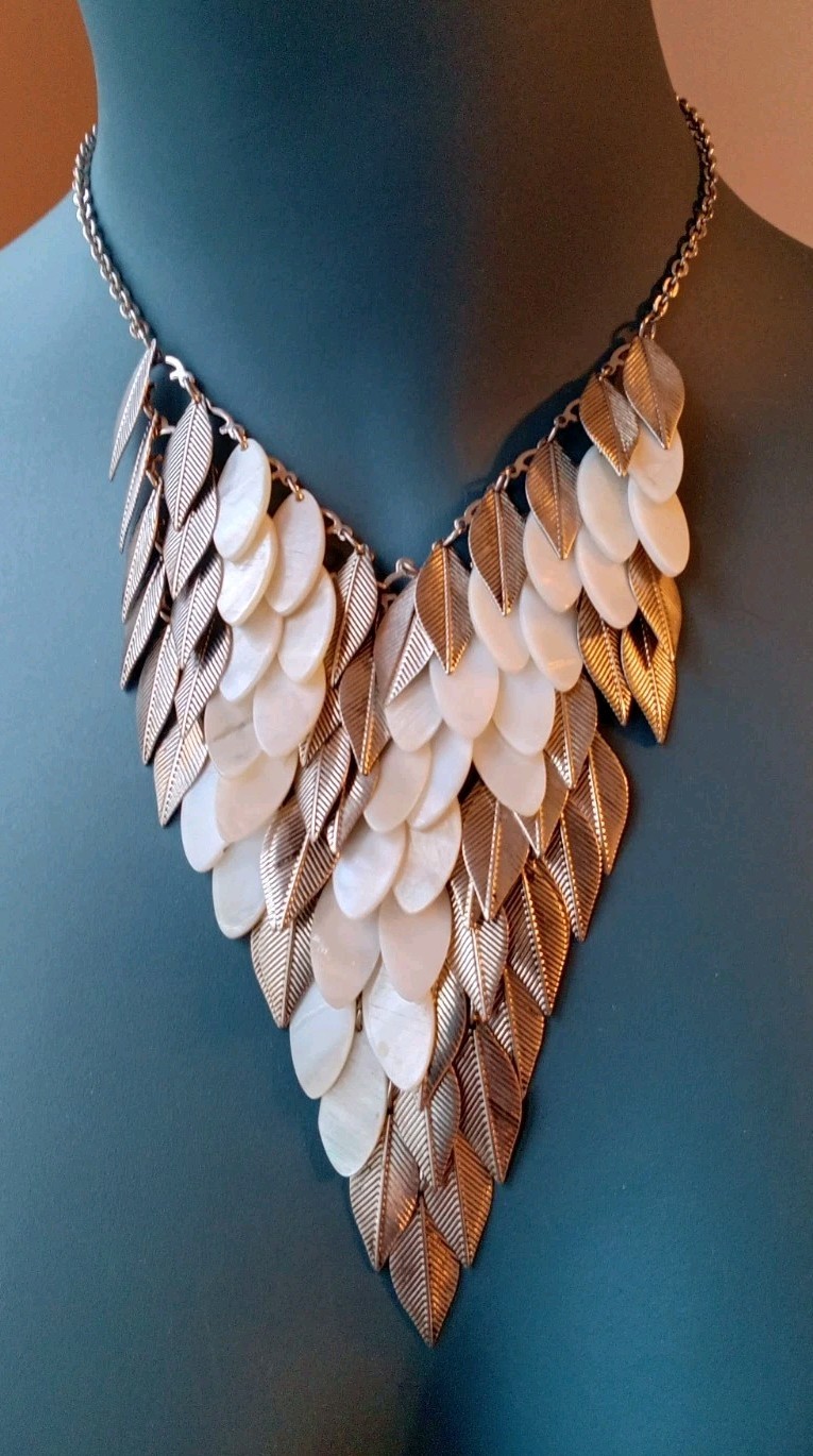 Vintage Gwen Stefani Bib Necklace S. Tone Metal Leaves&MOP Dangle flat Beads