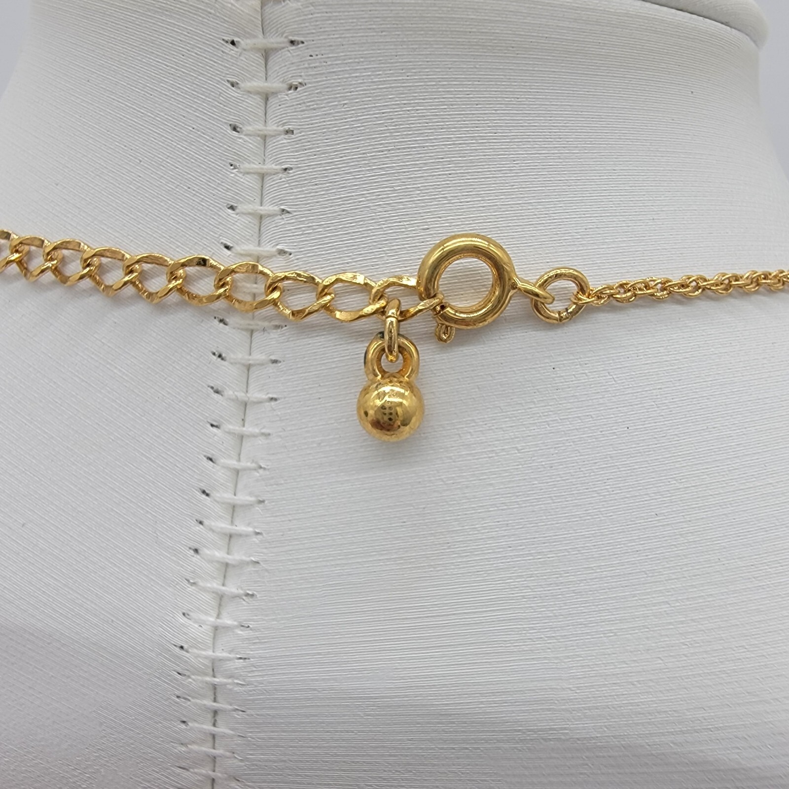 Vintage Avon Mom Necklace Daisy Flower Spellout Pendant 18″ Goldtone Chain