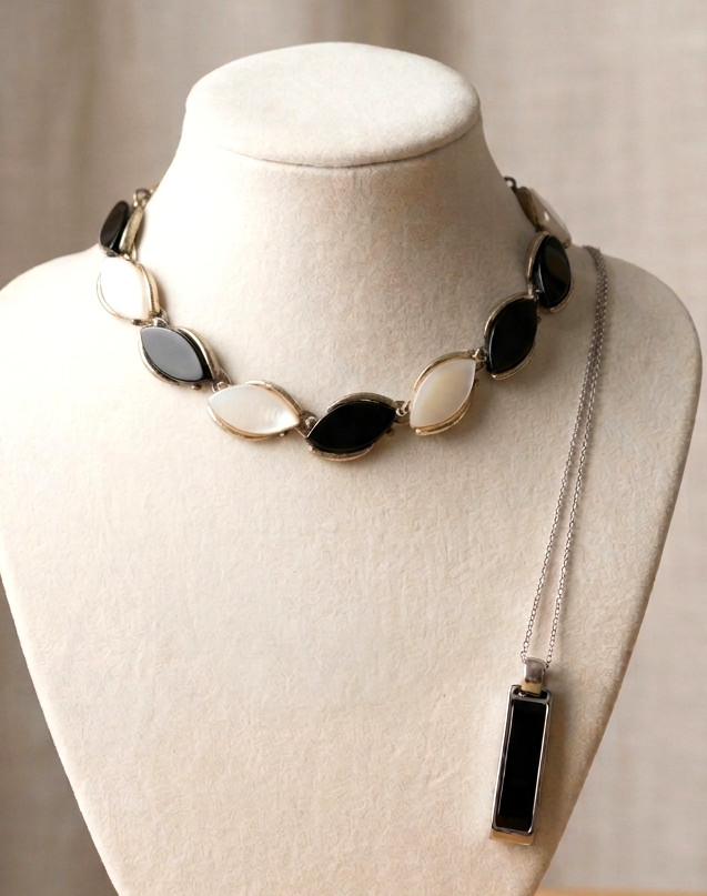 Vintage PAKULA Signed Black & White Thermoset Leaf Choker & Pendant Necklace Set