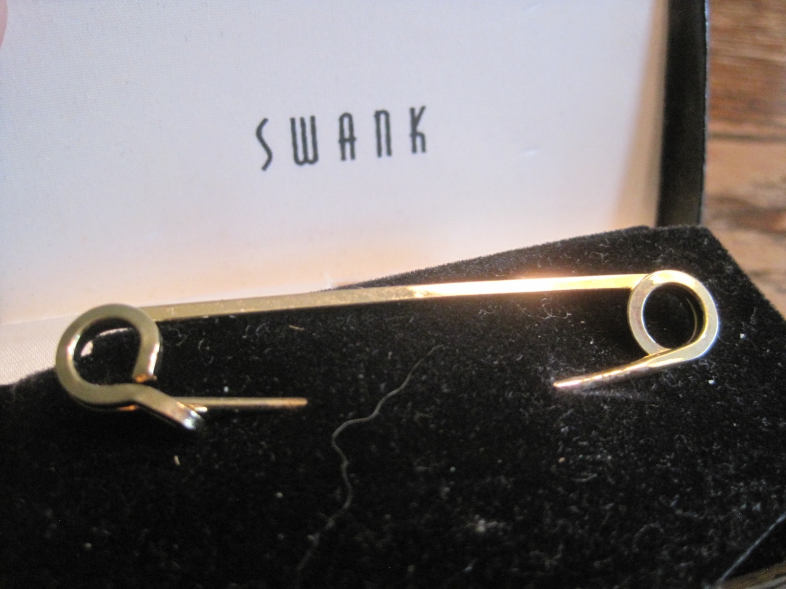 VTG SWANK Large Gold Tone 2.5″ Safety Pin Brooch/SKIRT/HAT PIN IN ORIGINAL BOX