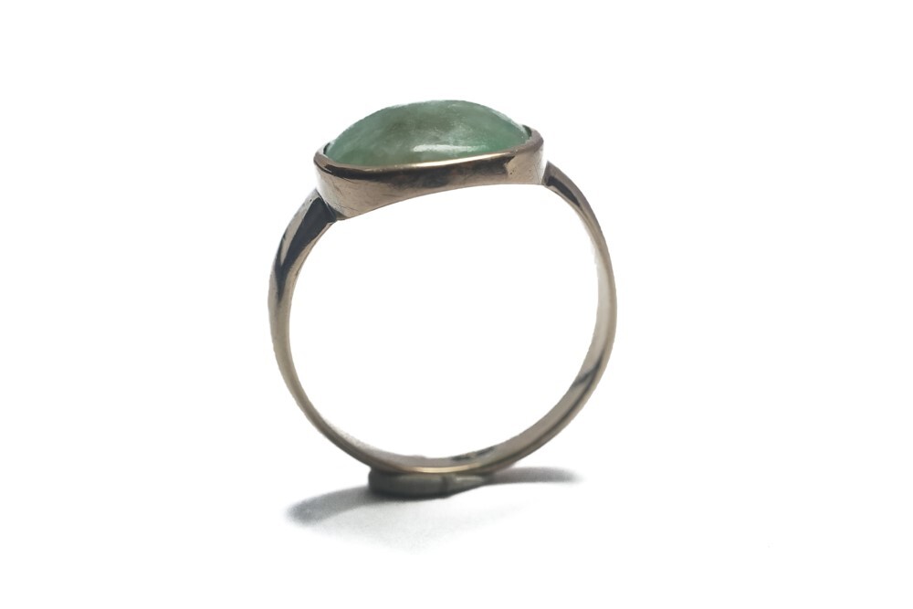 BEAUTIFUL EARLY ANTIQUE 9 CARAT GOLD JADE / JADEITE CABOCHON RING c1800’S