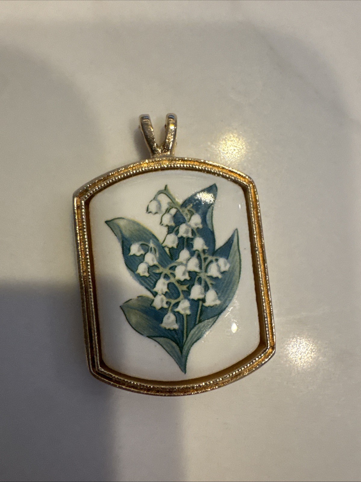 Avon Lily Of The Valley Ceramic May Flower Gold Tone/Cottage-Core Pendant Vtg