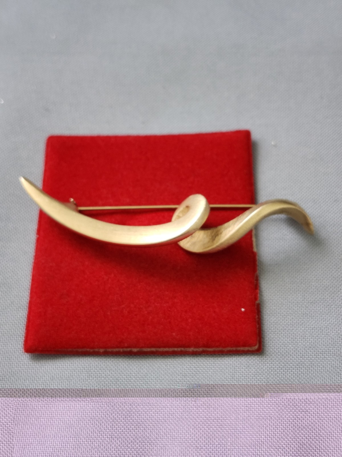 Vintage Gold Tone Wave Large Brooch Pin