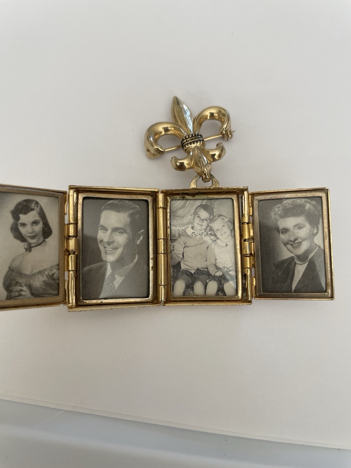 Vintage Pegasus Coro Fleur De Lis Expanding Photo Locket Brooch
