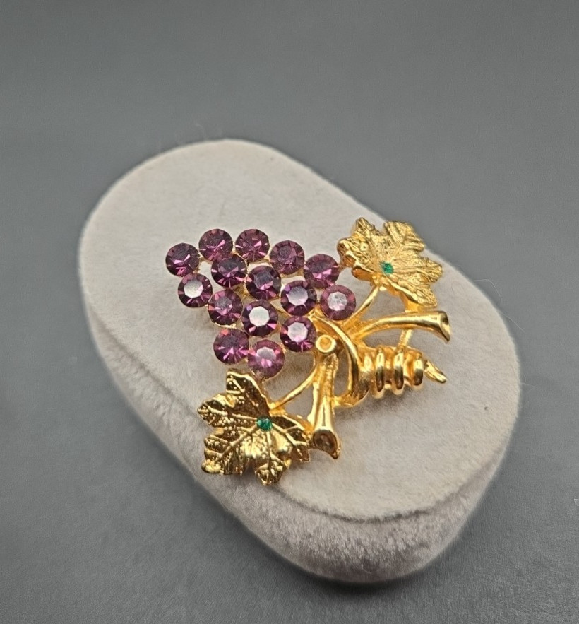 Vintage Gold tone Purple & Green Rhinestones Bunch of Grapes Brooch/Pin