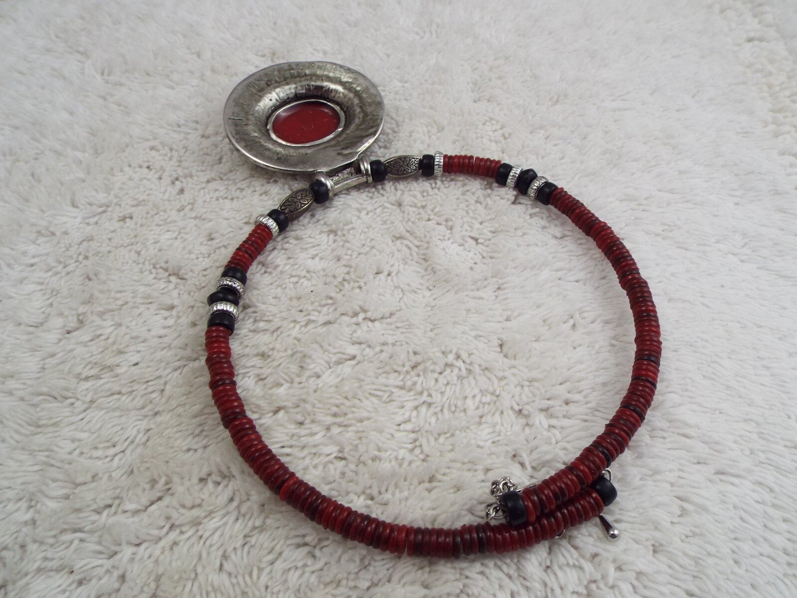 Silvertone Red Black Bead Pendant Collar Necklace (D45)