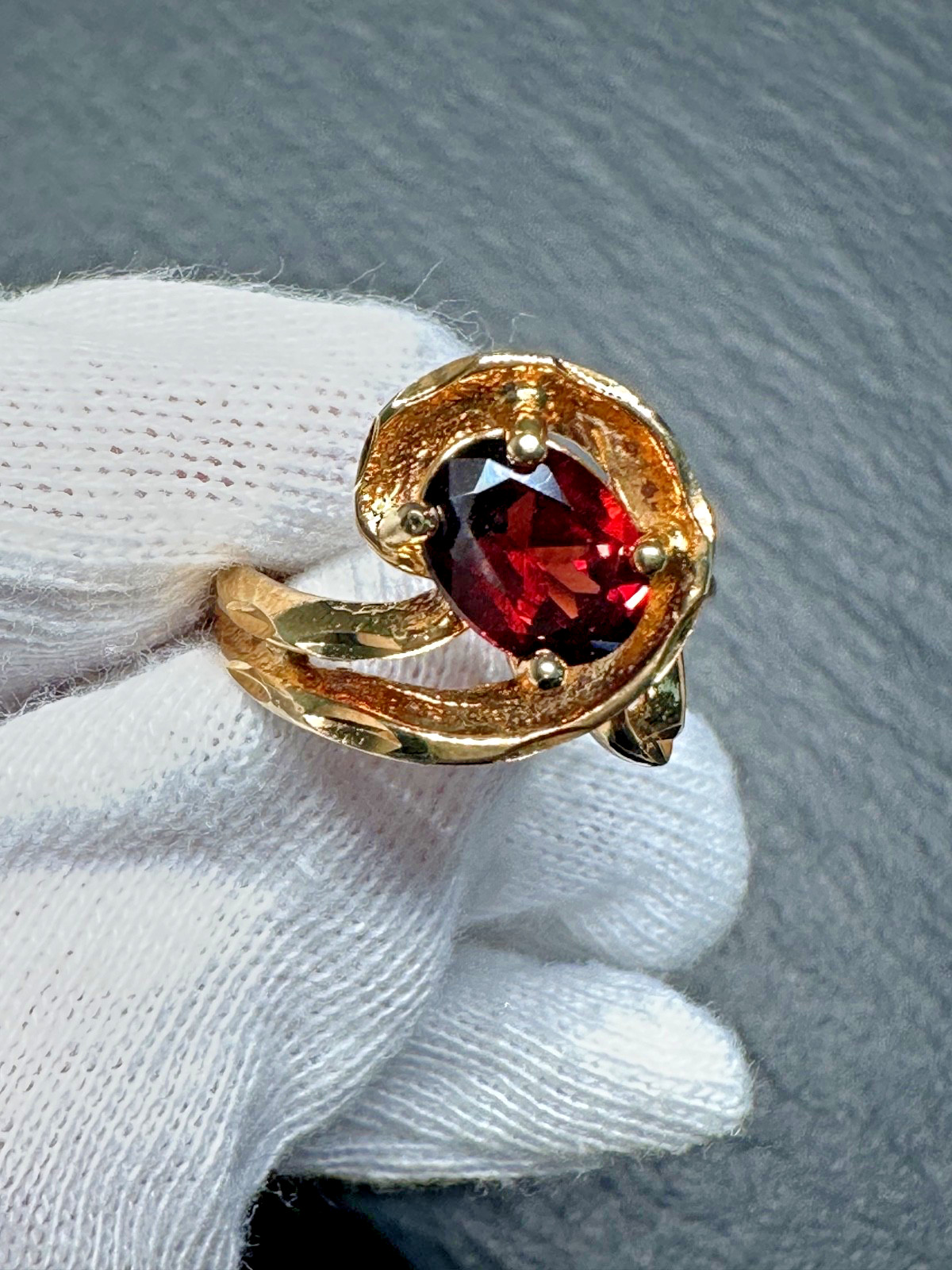 GOLD TONE & OVAL RED ACCENT SCROLL RING SIZE 7.5 H613