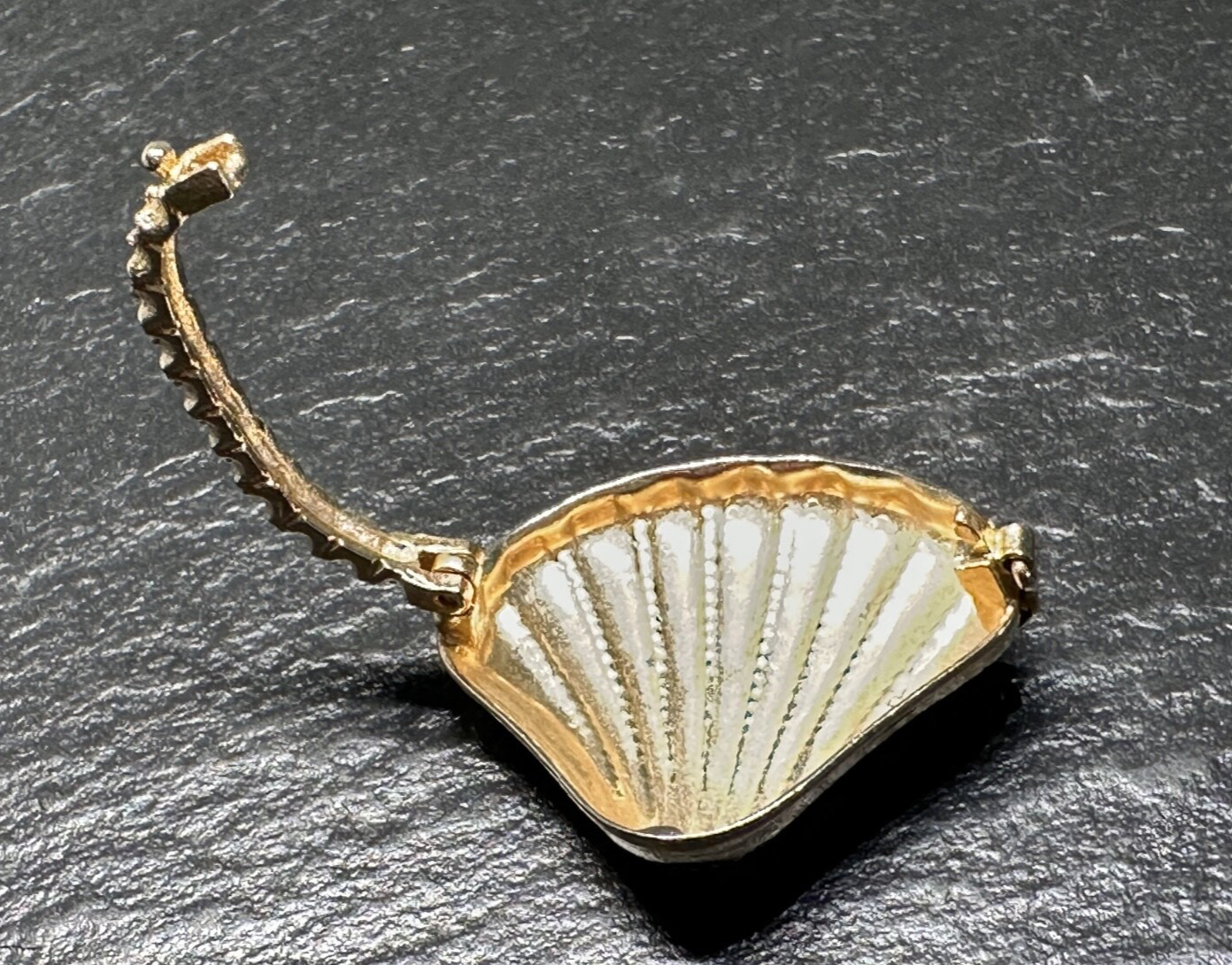GOLD TONE SHELL SHAPED SCARF OR DRESS CLIP WITH SAFETY CLASP H354