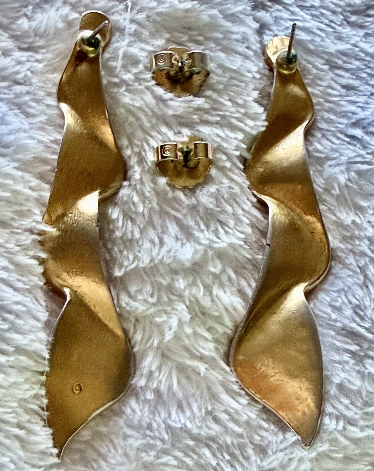Vintage Avon Matte Gold Tone Swirl Ribbon Drop Pierced Earrings 2.75″ 18g READ