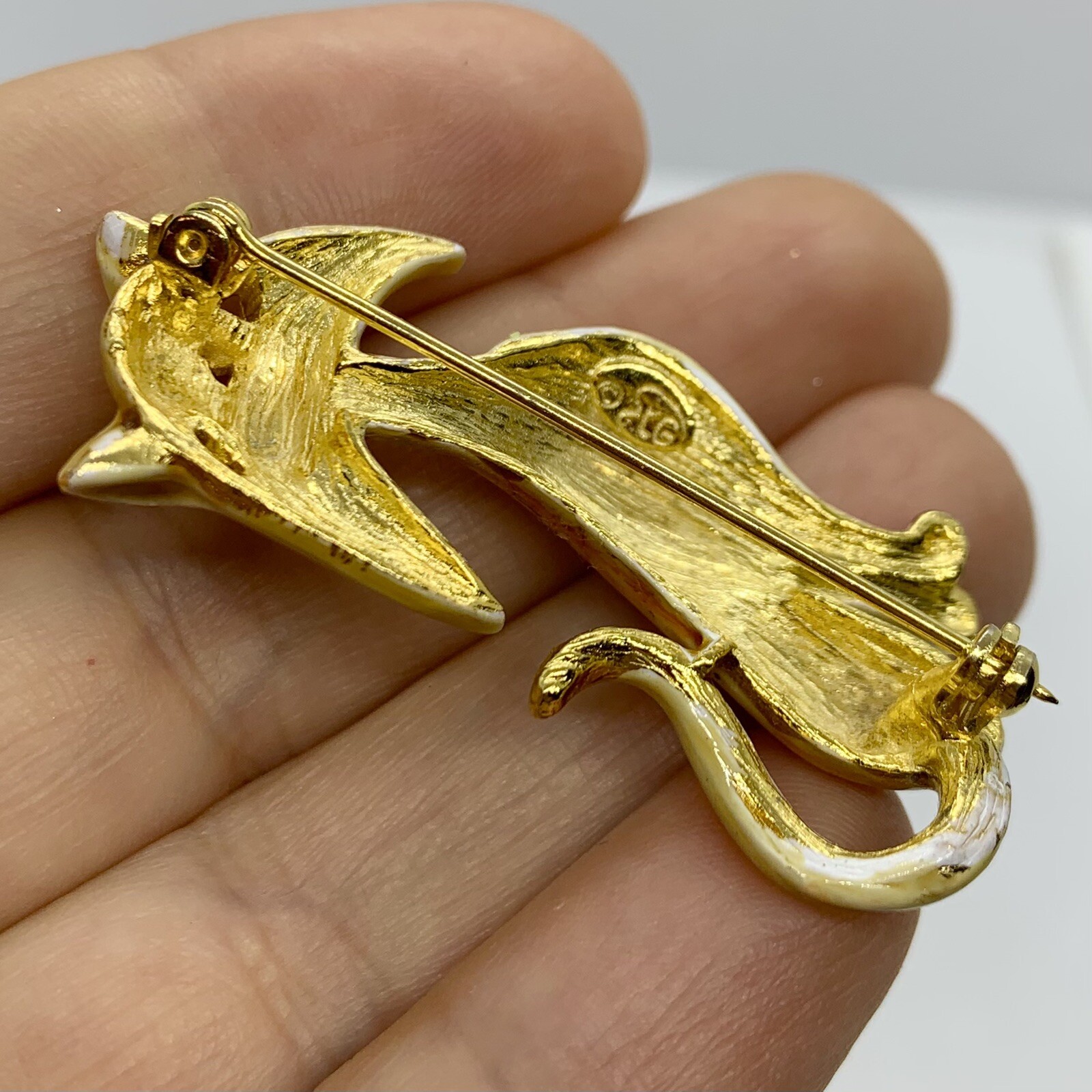 VTG LINDA GAL ORANGE CREAM ENAMEL CAT BROOCH GOLD TONE GREEN CRYSTAL EYES